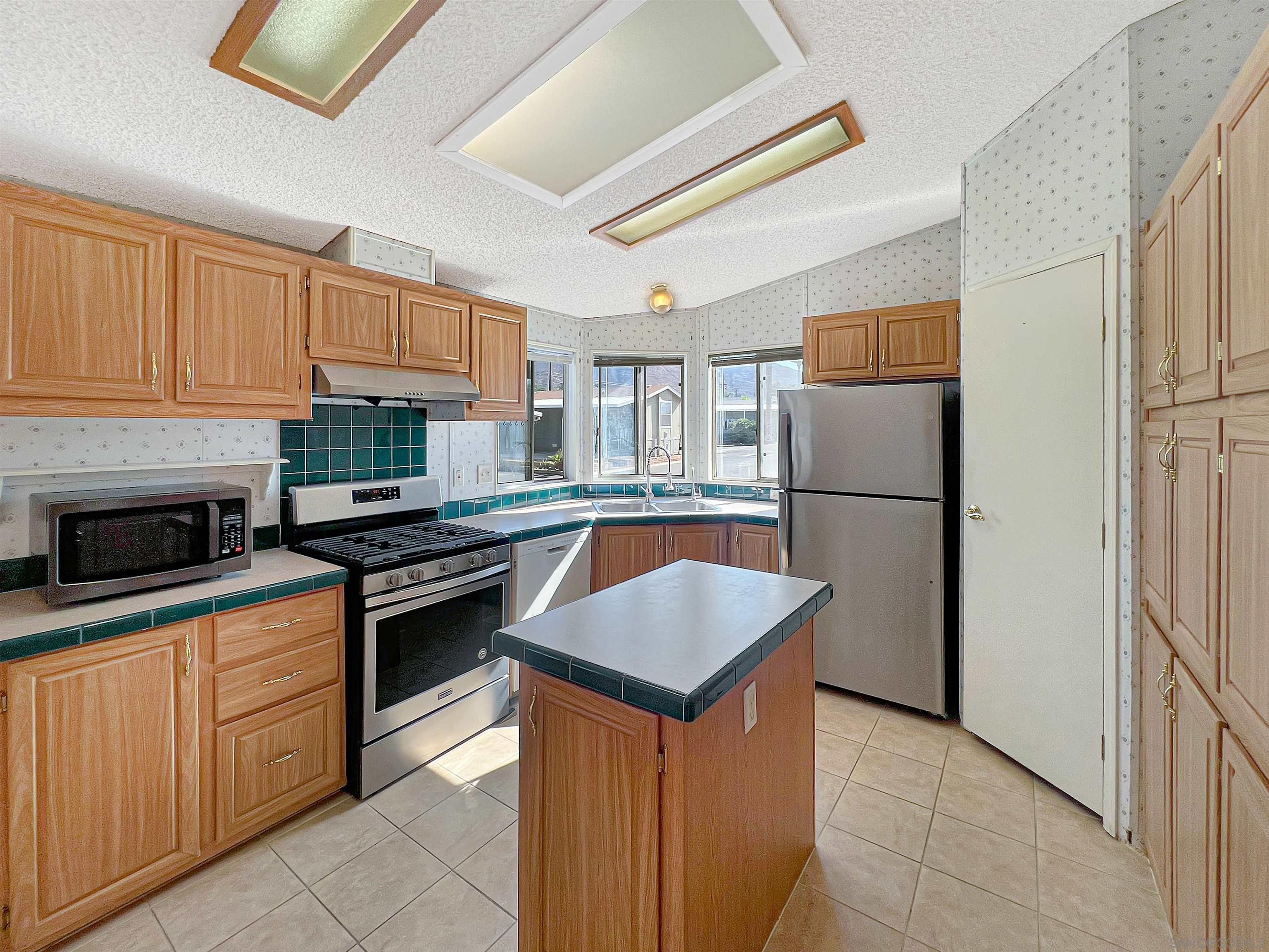 Detail Gallery Image 2 of 23 For 450 E Bradley Ave  127, El Cajon,  CA 92021 - 3 Beds | 2 Baths