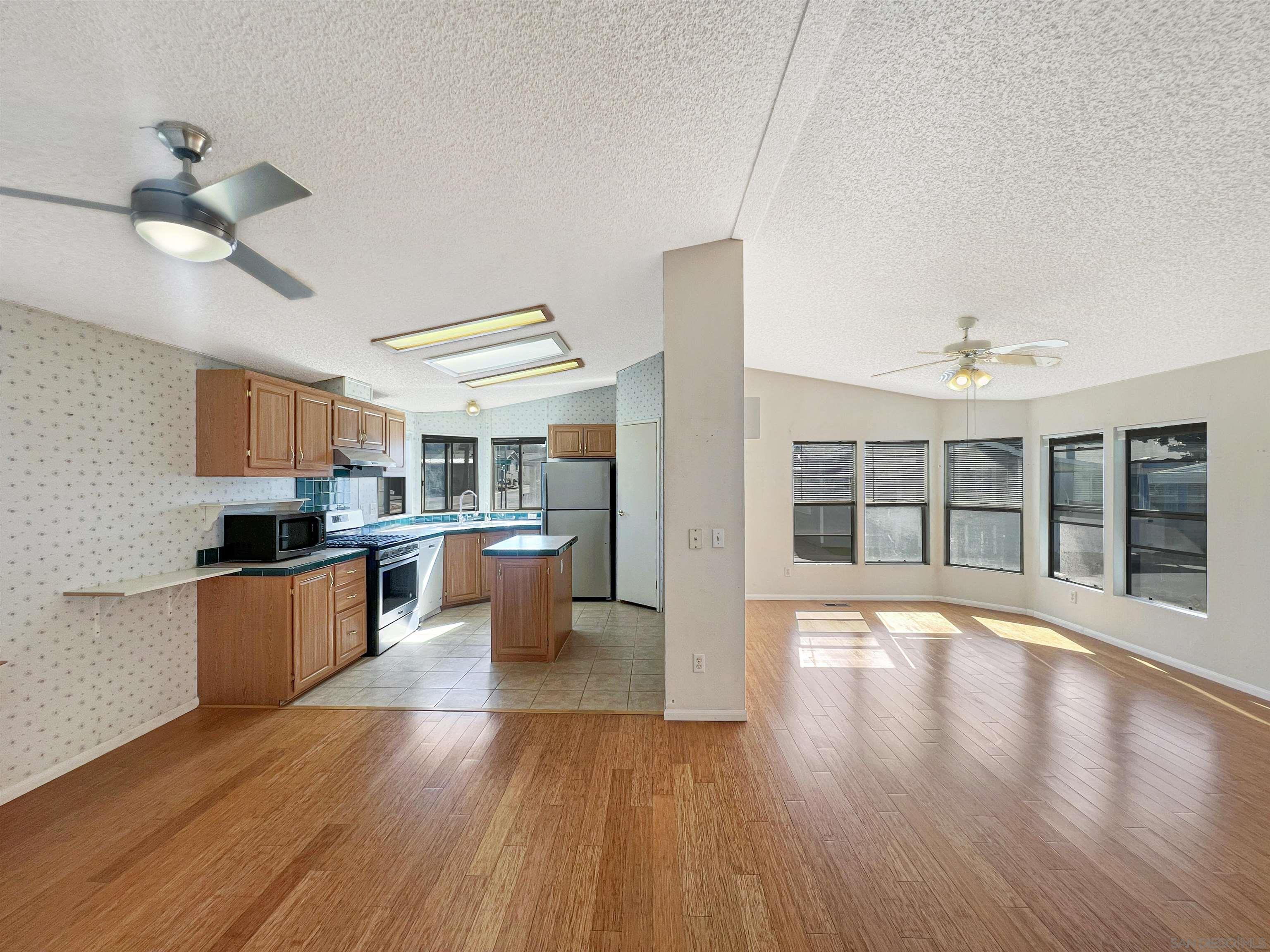 Detail Gallery Image 11 of 23 For 450 E Bradley Ave  127, El Cajon,  CA 92021 - 3 Beds | 2 Baths