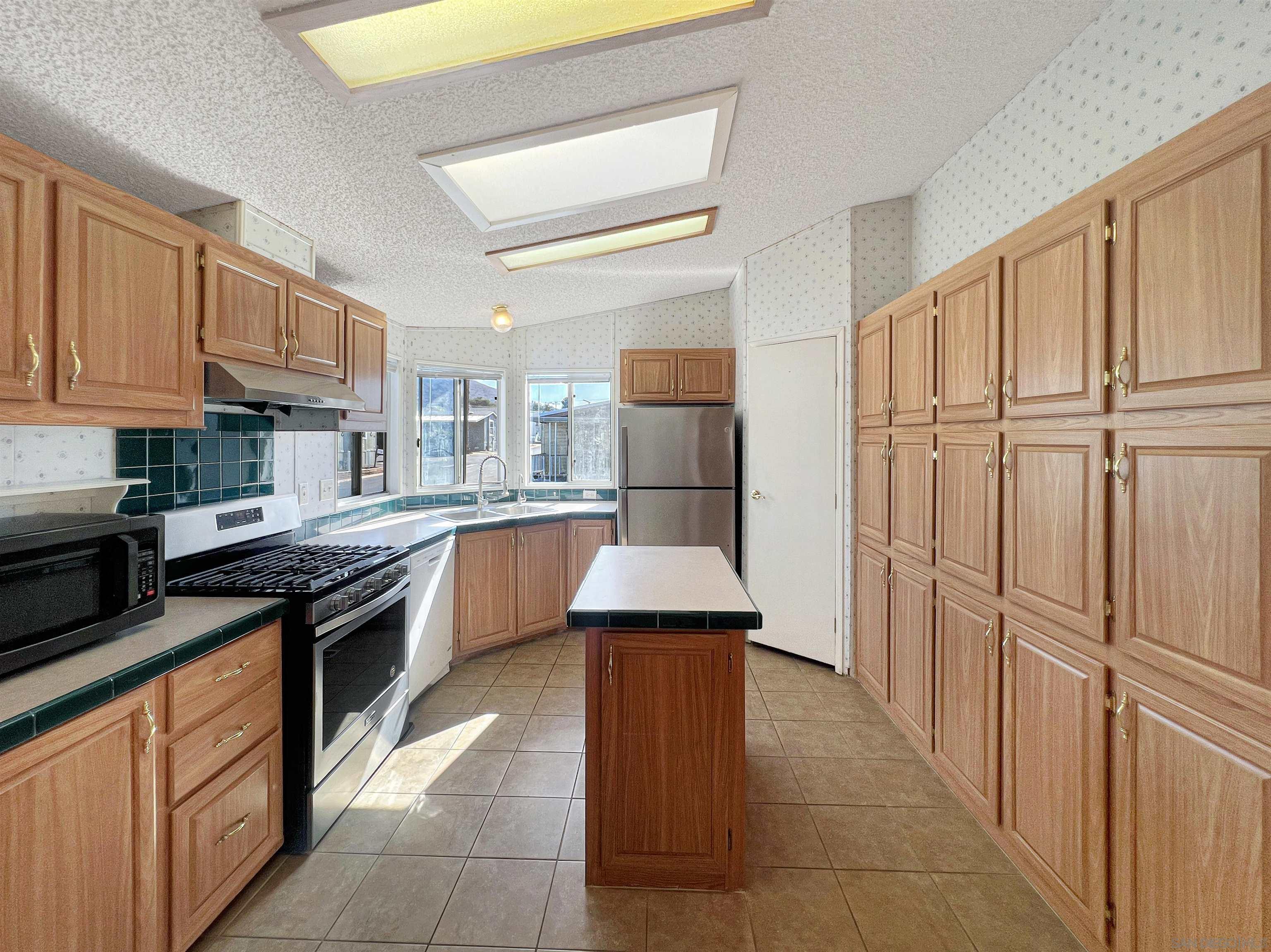 Detail Gallery Image 3 of 23 For 450 E Bradley Ave  127, El Cajon,  CA 92021 - 3 Beds | 2 Baths