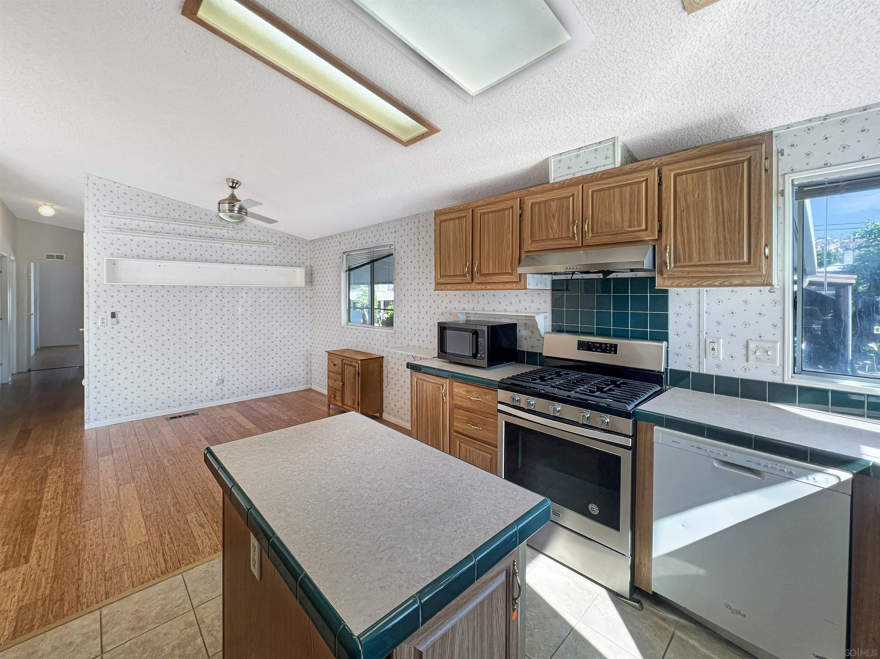 Detail Gallery Image 4 of 23 For 450 E Bradley Ave  127, El Cajon,  CA 92021 - 3 Beds | 2 Baths