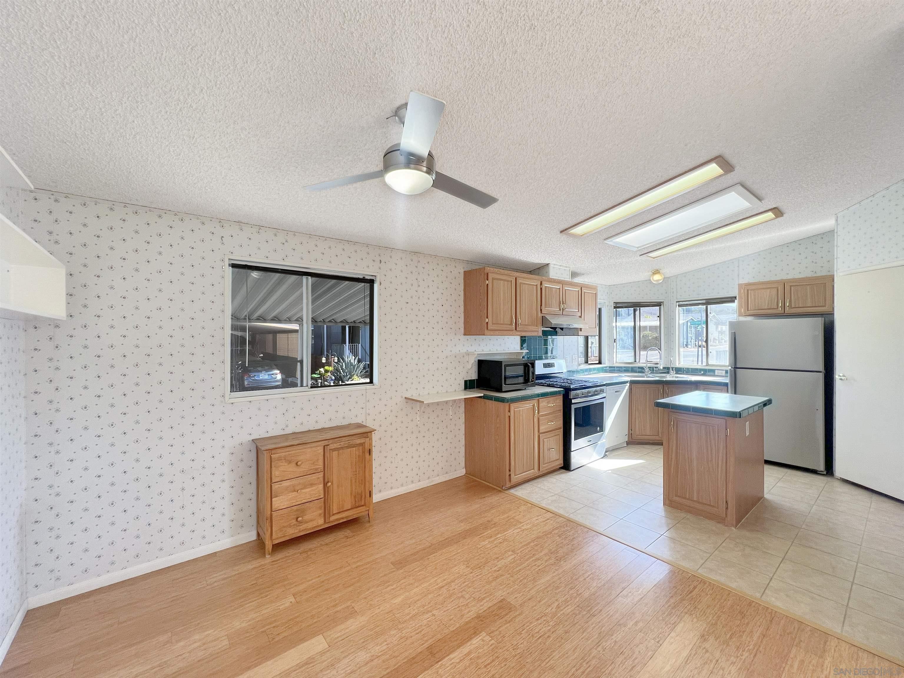 Detail Gallery Image 5 of 23 For 450 E Bradley Ave  127, El Cajon,  CA 92021 - 3 Beds | 2 Baths