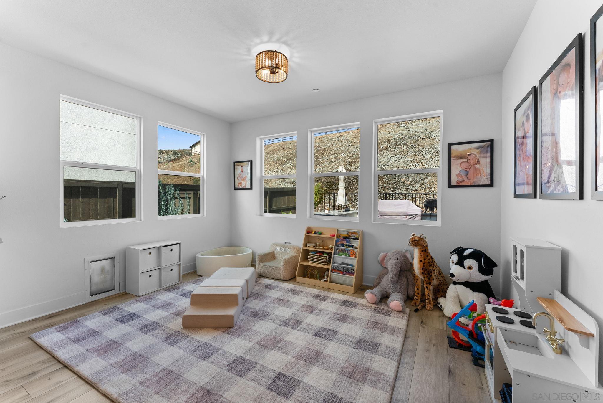 Detail Gallery Image 14 of 51 For 1567  Corte Botanicas, Chula Vista,  CA 91913 - 4 Beds | 3/1 Baths