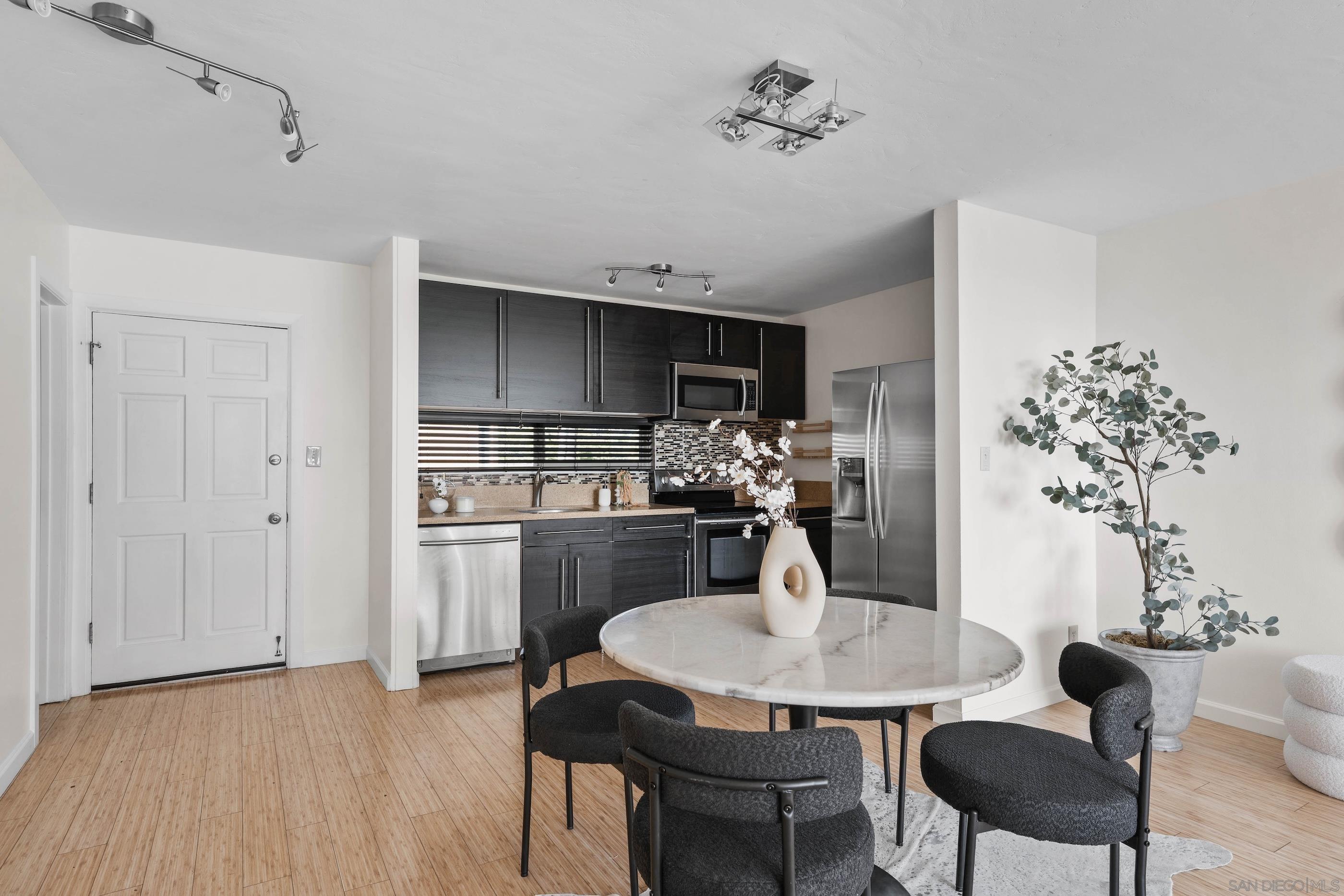 Detail Gallery Image 6 of 29 For 2266  Grand Ave  #31,  San Diego,  CA 92109 - 1 Beds | 1 Baths