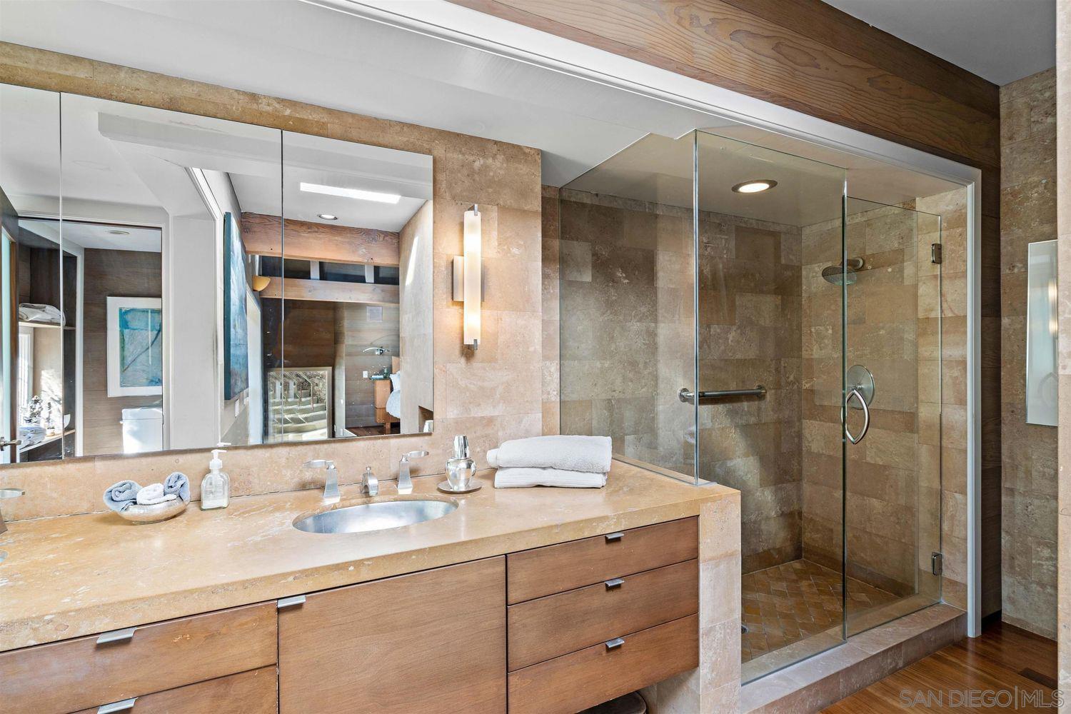 Detail Gallery Image 15 of 17 For 13027  via Latina, Del Mar,  CA 92014 - 4 Beds | 3 Baths