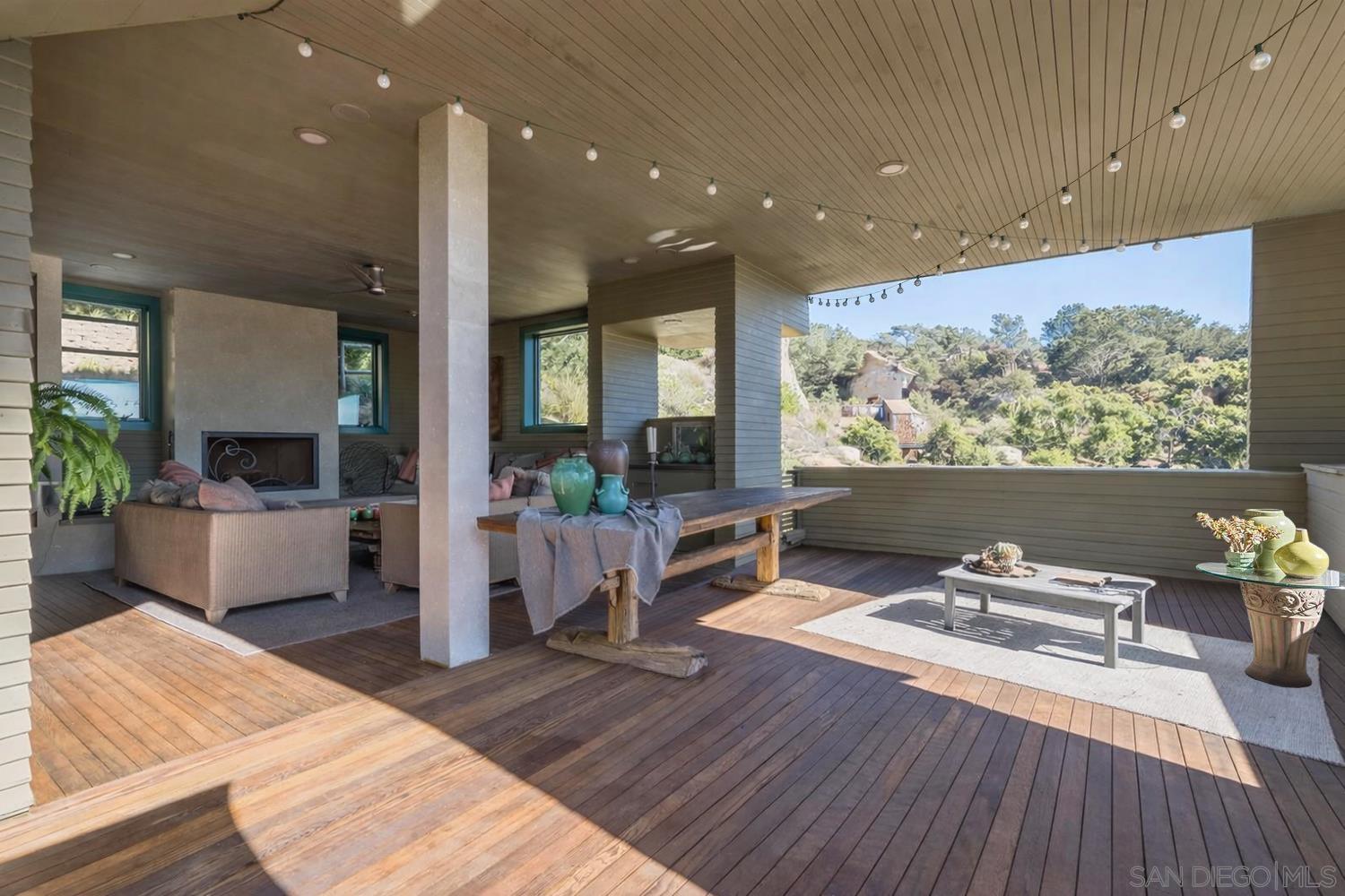 Detail Gallery Image 16 of 17 For 13027  via Latina, Del Mar,  CA 92014 - 4 Beds | 3 Baths