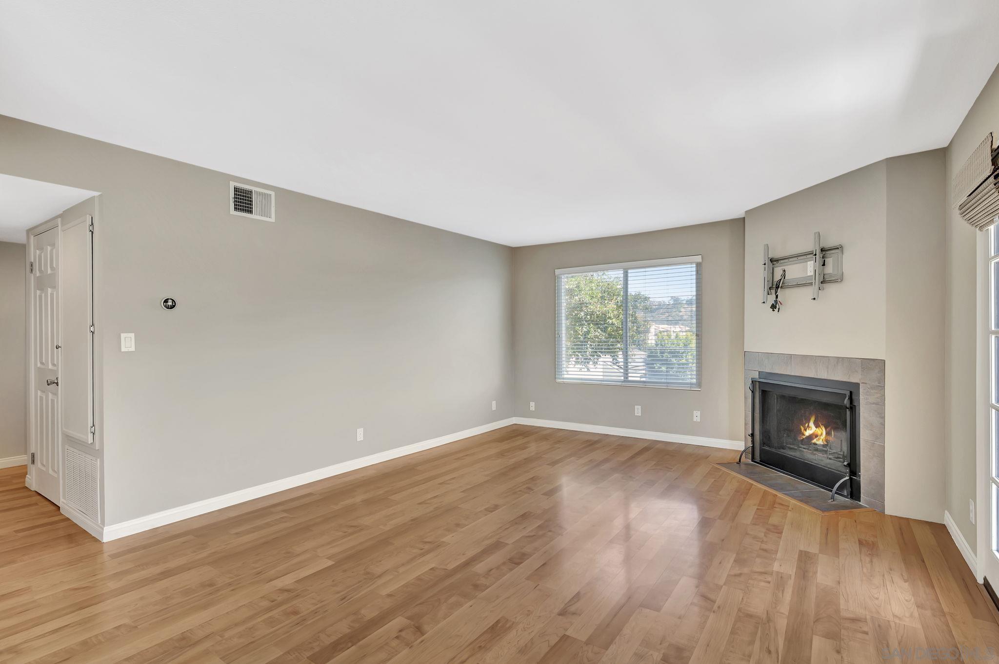 Detail Gallery Image 4 of 28 For 5653  Riley St  #105,  San Diego,  CA 92110 - 2 Beds | 2 Baths