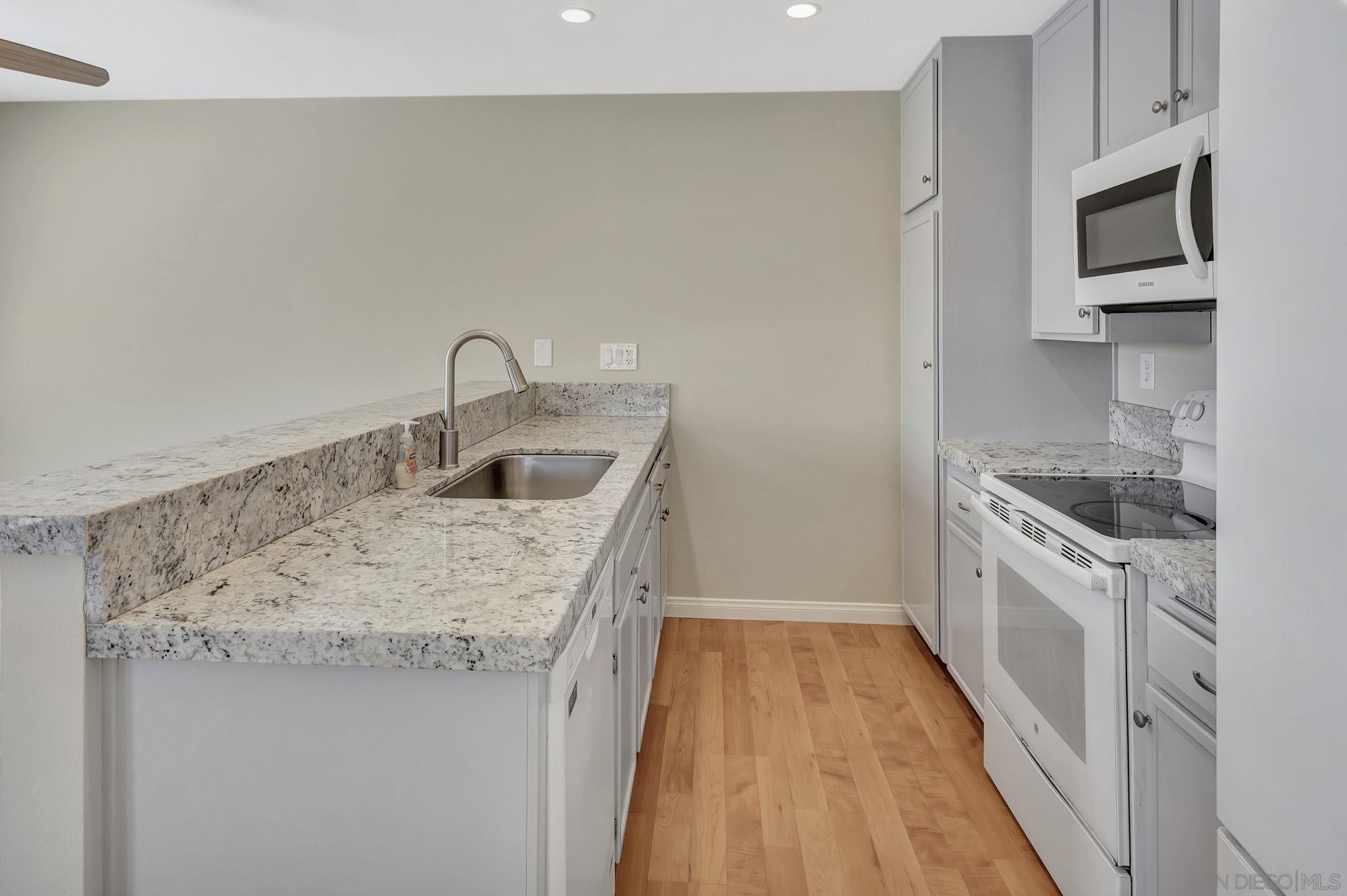 Detail Gallery Image 8 of 28 For 5653  Riley St  #105,  San Diego,  CA 92110 - 2 Beds | 2 Baths