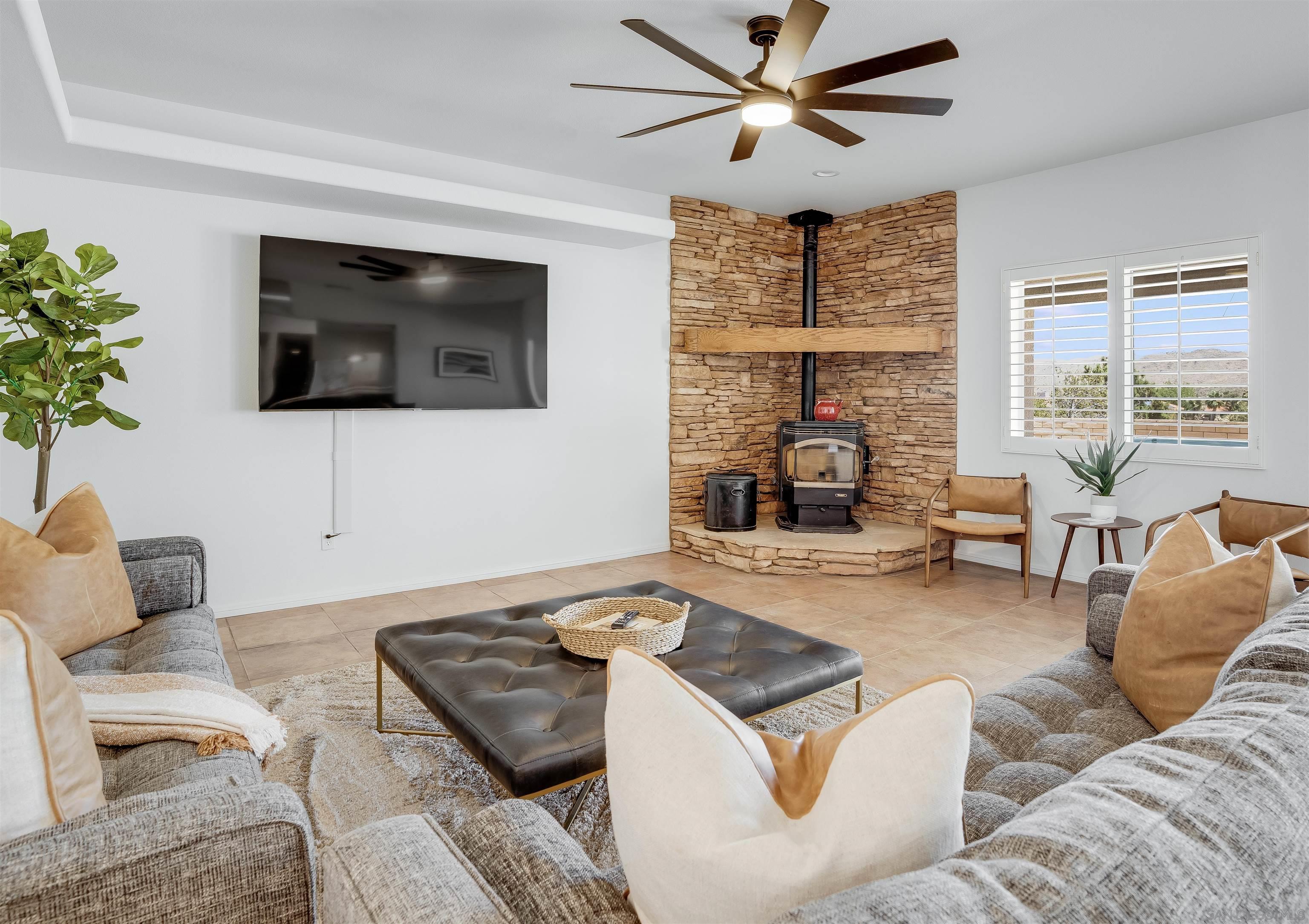 Detail Gallery Image 5 of 46 For 9255  Del Monte Avenue, Yucca Valley,  CA 92284 - 5 Beds | 2/1 Baths