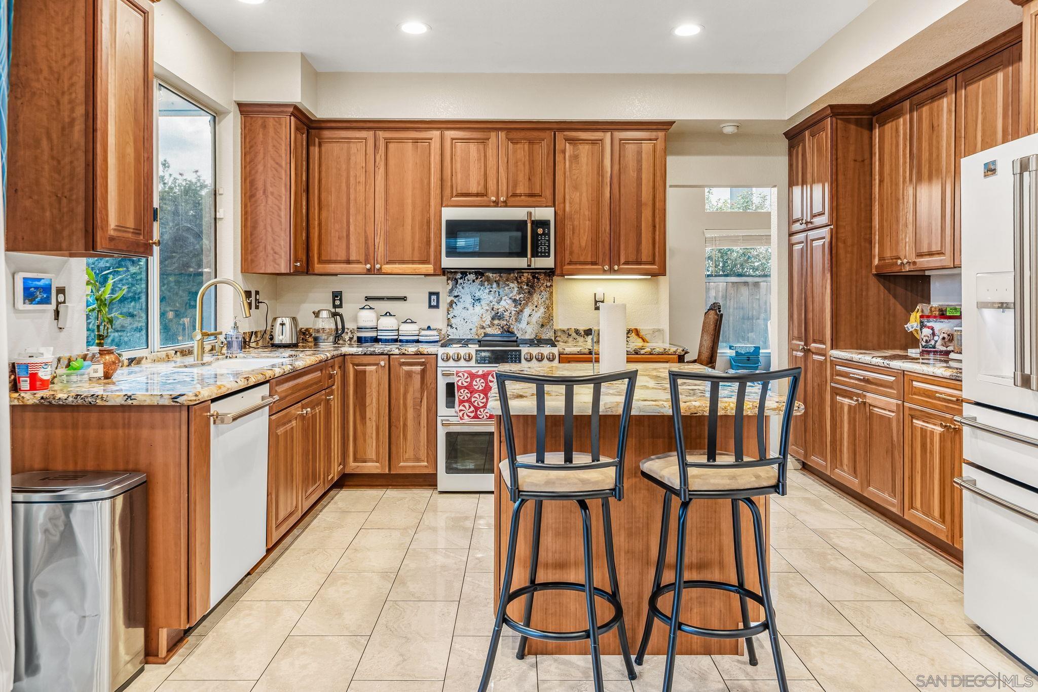 Detail Gallery Image 6 of 25 For 4745  Marblehead Bay Dr, Oceanside,  CA 92057 - 4 Beds | 3 Baths