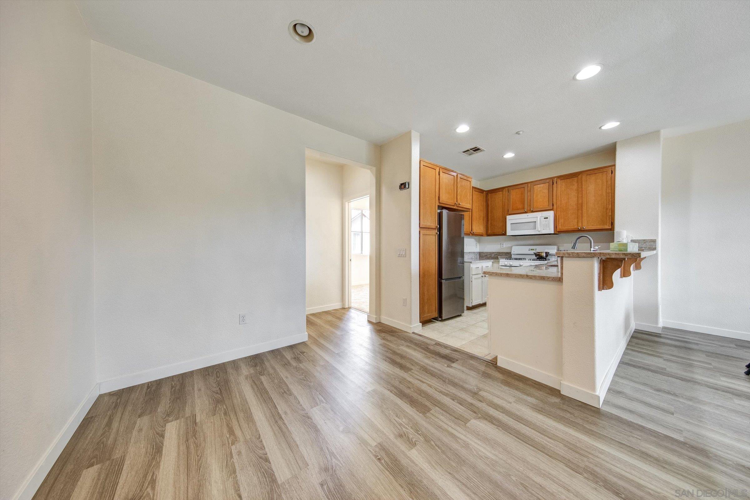 Detail Gallery Image 5 of 21 For 1583  Sumac Pl, Chula Vista,  CA 91915 - 3 Beds | 3 Baths