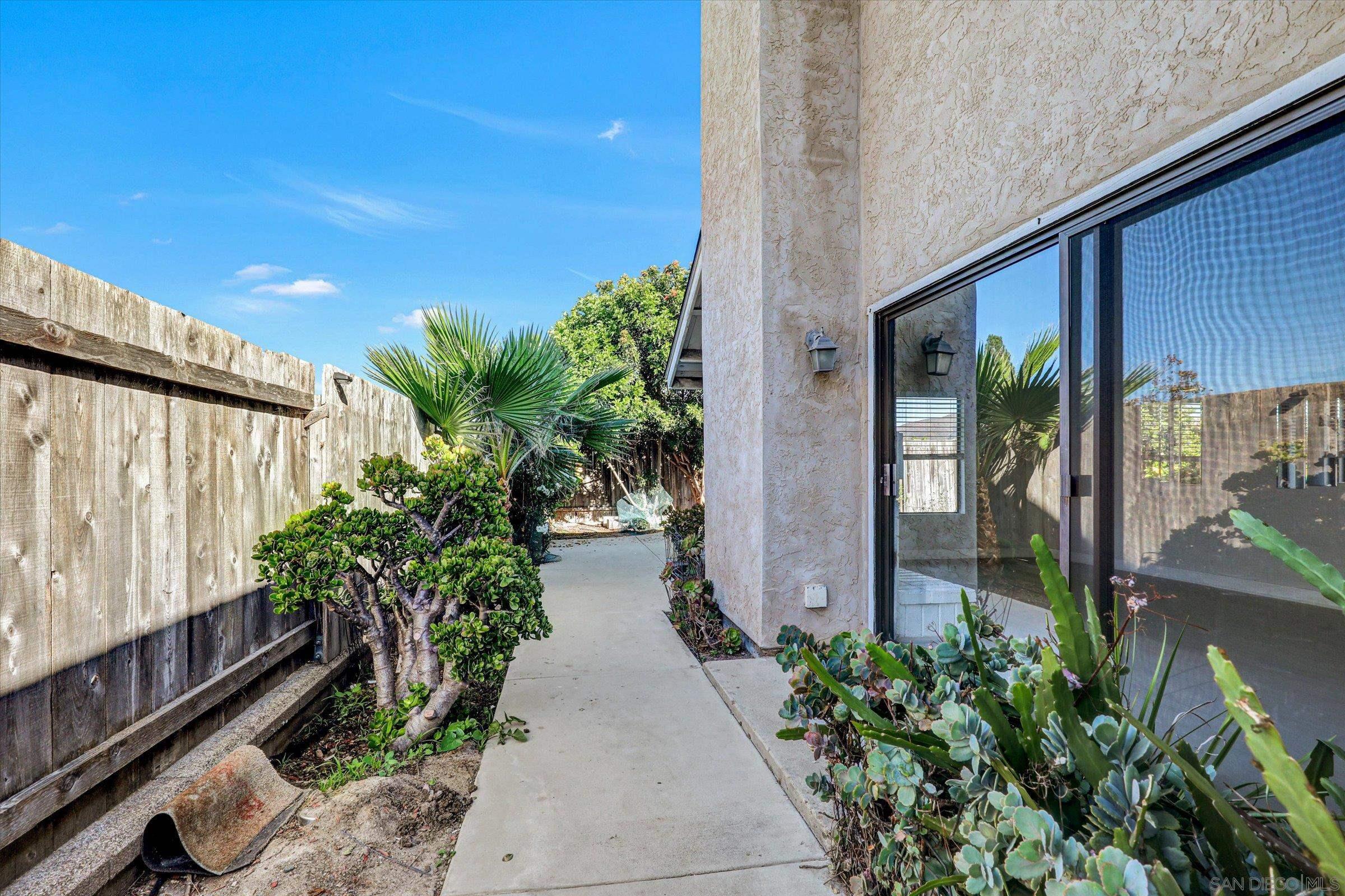 Detail Gallery Image 3 of 27 For 9488  Hiker Hill Rd, San Diego,  CA 92129 - 2 Beds | 1/1 Baths