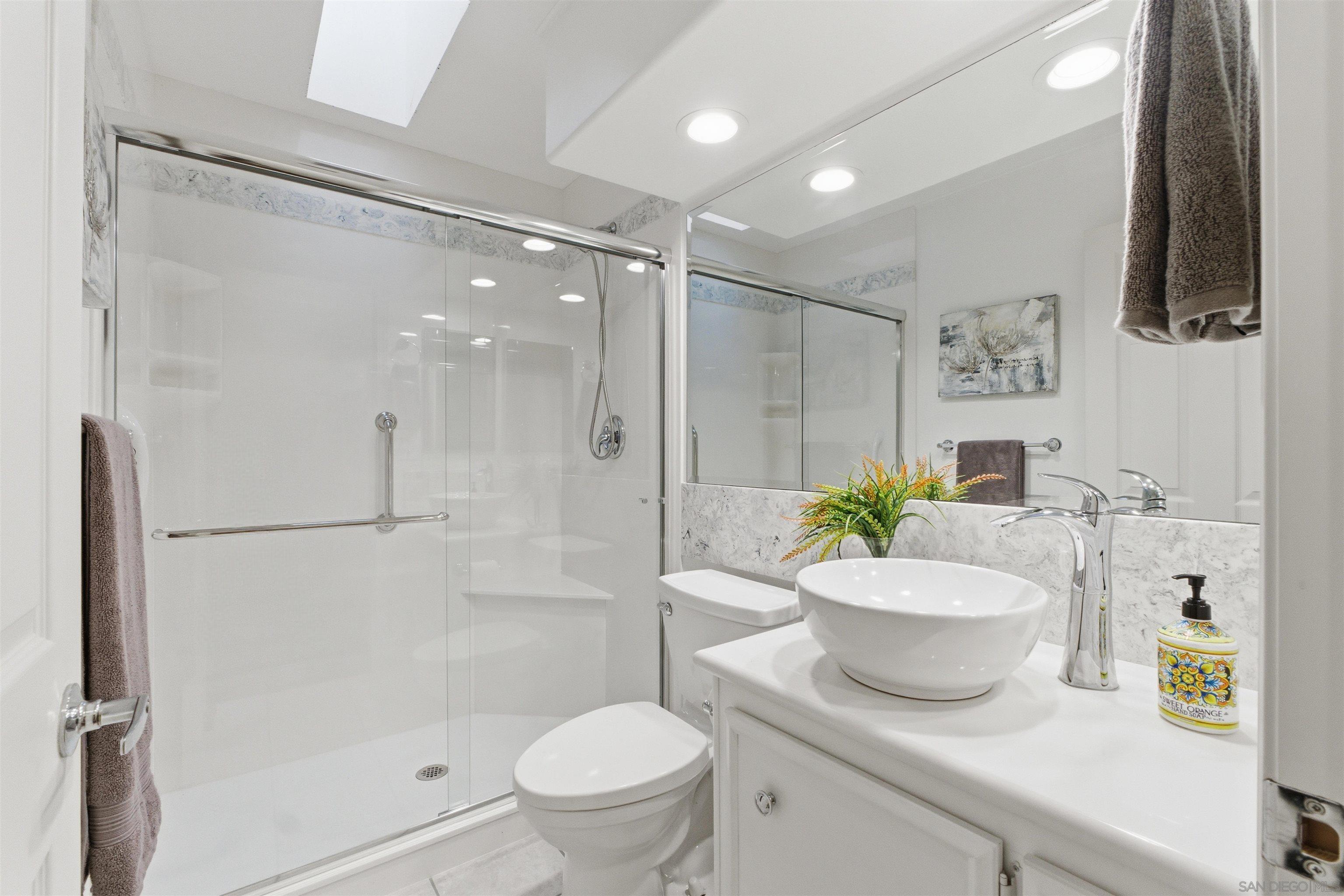 Detail Gallery Image 15 of 38 For 630  via Columbia, Vista,  CA 92081 - 2 Beds | 2 Baths