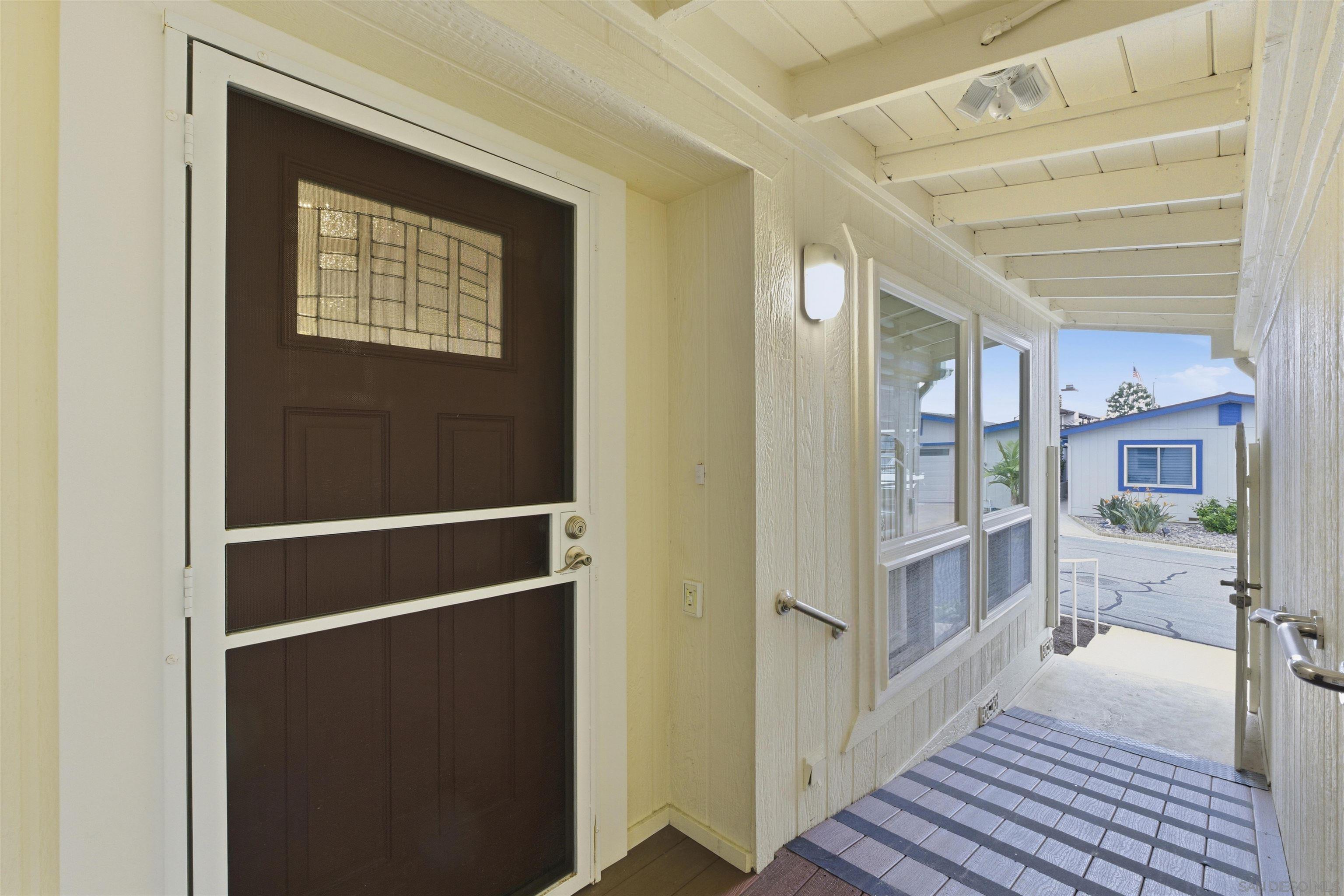 Detail Gallery Image 4 of 38 For 630  via Columbia, Vista,  CA 92081 - 2 Beds | 2 Baths