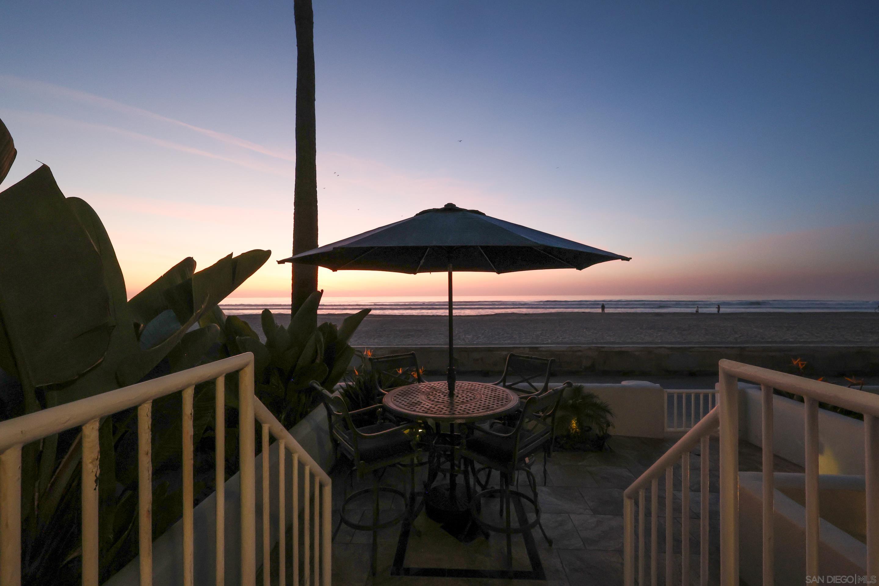 Detail Gallery Image 25 of 33 For 2949  Ocean Front Walk, San Diego,  CA 92109 - 3 Beds | 3 Baths