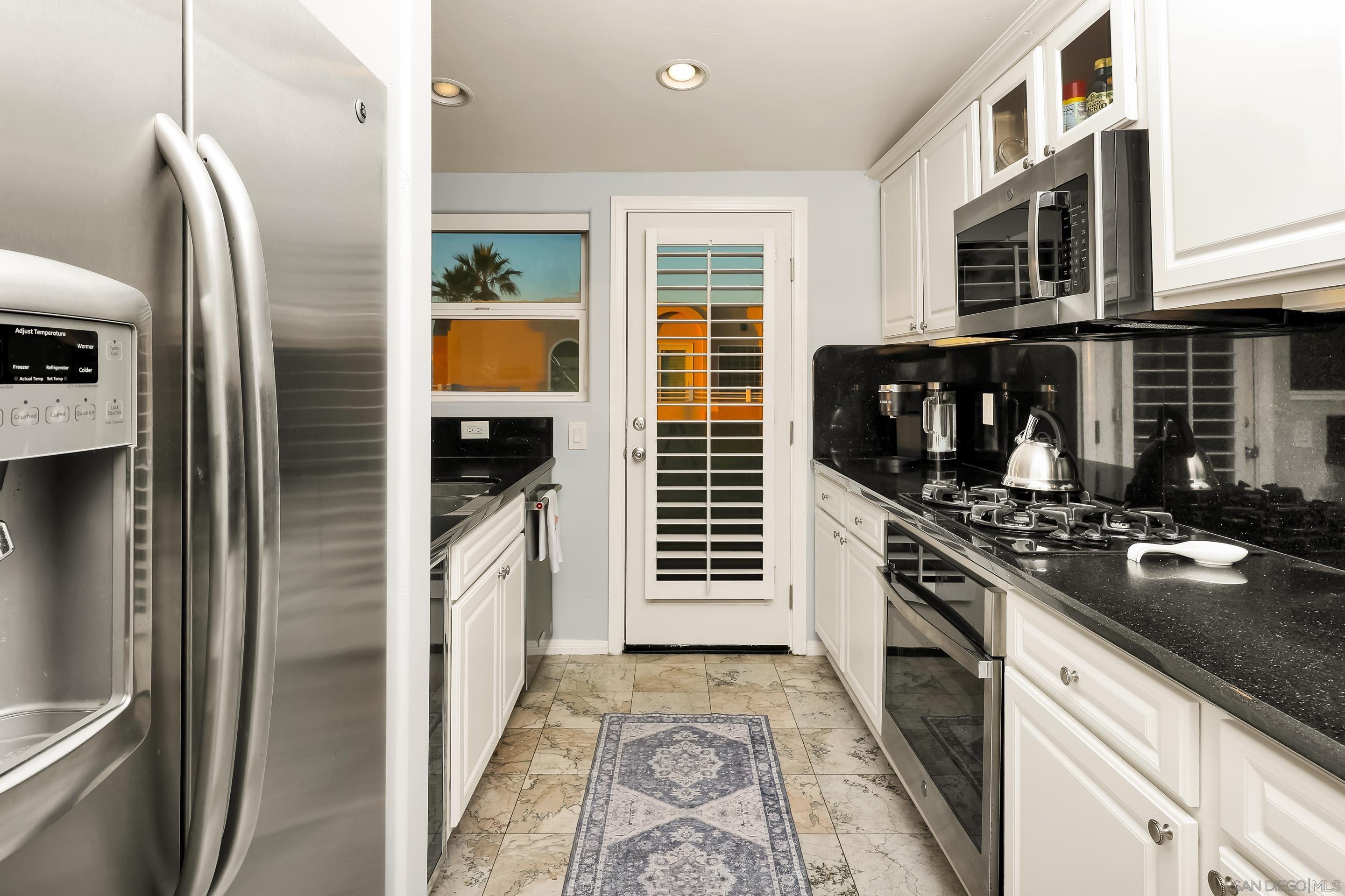 Detail Gallery Image 12 of 34 For 2949  Ocean Front Walk, San Diego,  CA 92109 - 3 Beds | 3 Baths