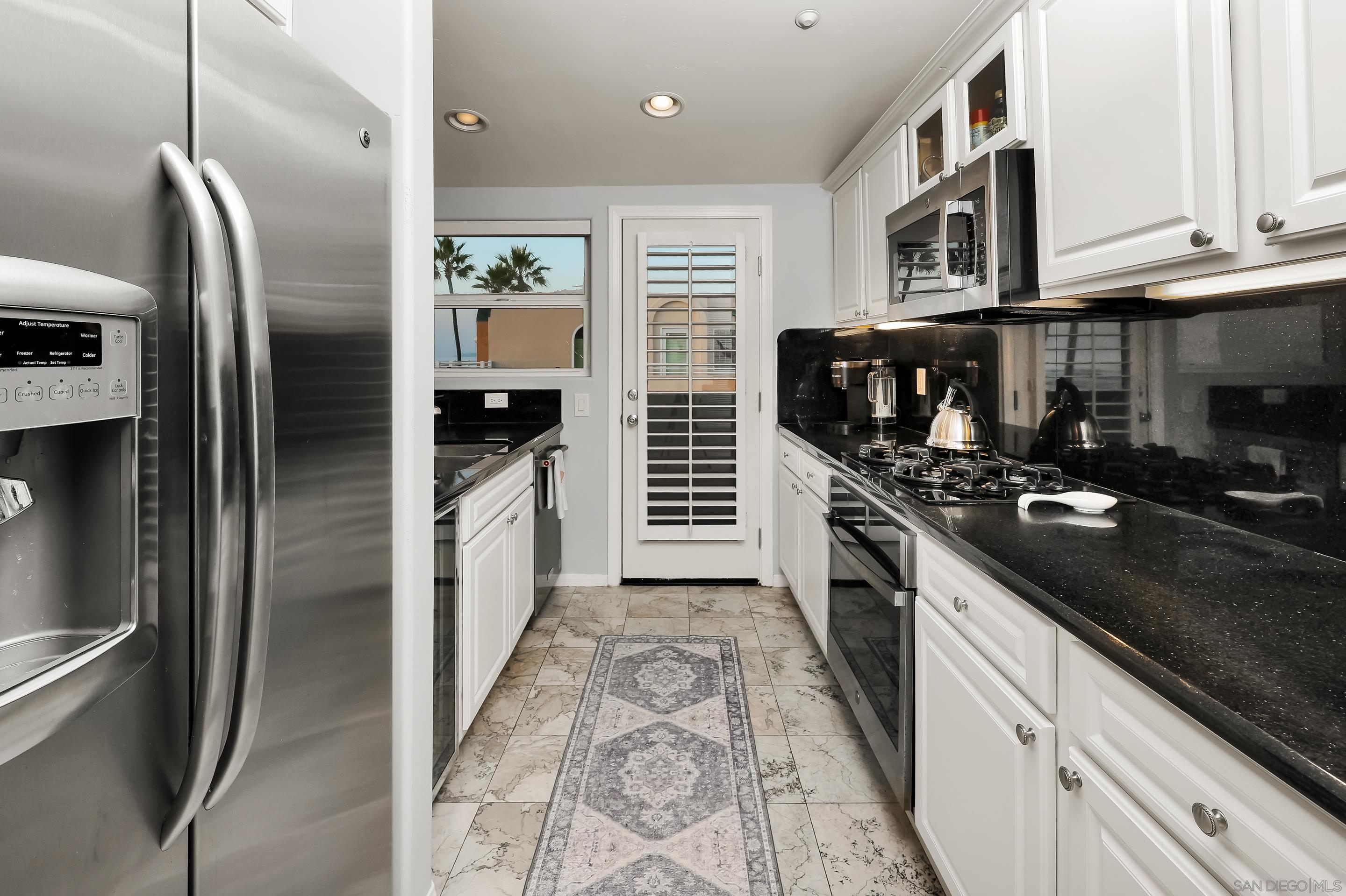 Detail Gallery Image 13 of 34 For 2949  Ocean Front Walk, San Diego,  CA 92109 - 3 Beds | 3 Baths