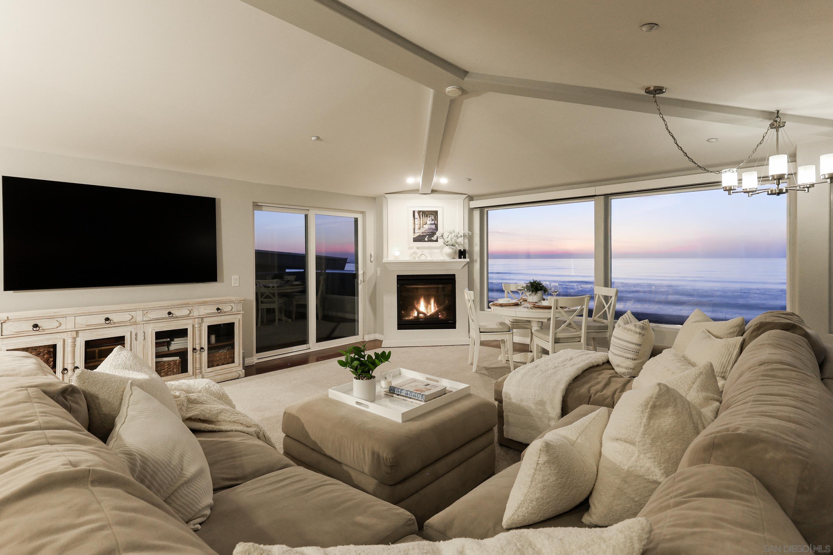 Detail Gallery Image 3 of 34 For 2949  Ocean Front Walk, San Diego,  CA 92109 - 3 Beds | 3 Baths