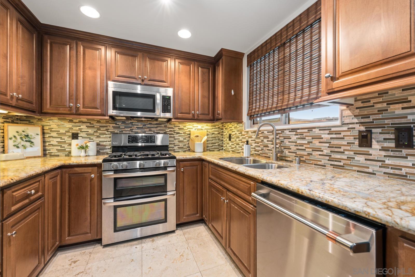 Detail Gallery Image 9 of 36 For 3957  Lamont St, San Diego,  CA 92109 - 2 Beds | 2/1 Baths