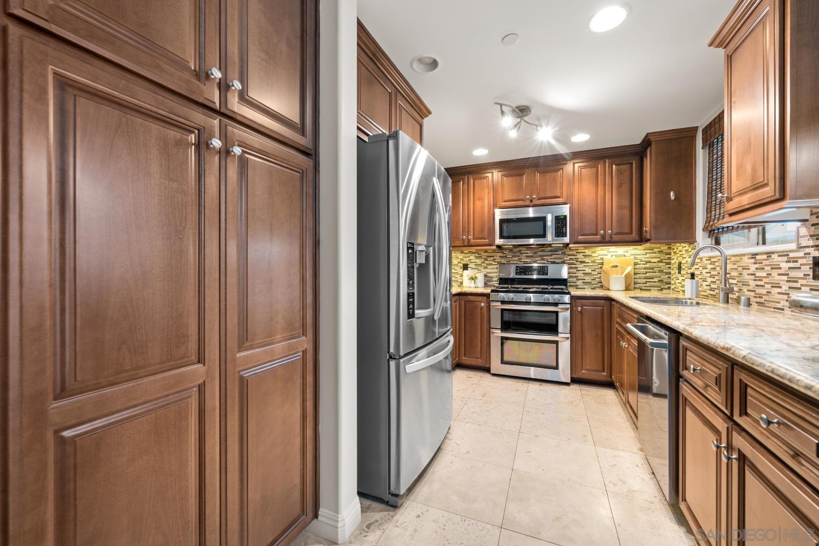 Detail Gallery Image 10 of 36 For 3957  Lamont St, San Diego,  CA 92109 - 2 Beds | 2/1 Baths