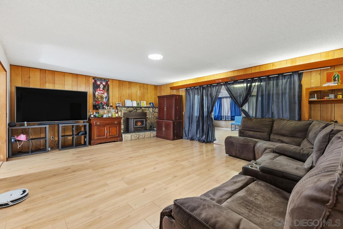 Detail Gallery Image 11 of 19 For 3000  Blackwell Dr, Vista,  CA 92084 - 3 Beds | 3 Baths