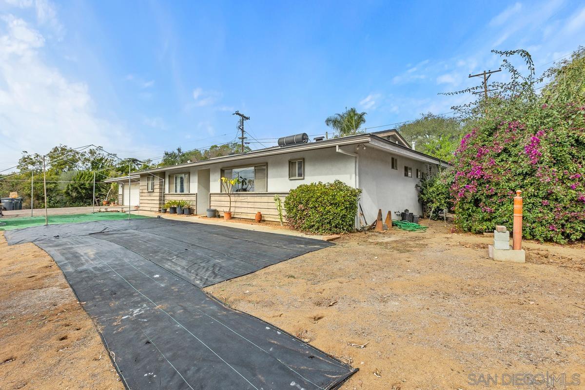 Detail Gallery Image 4 of 19 For 3000  Blackwell Dr, Vista,  CA 92084 - 3 Beds | 3 Baths