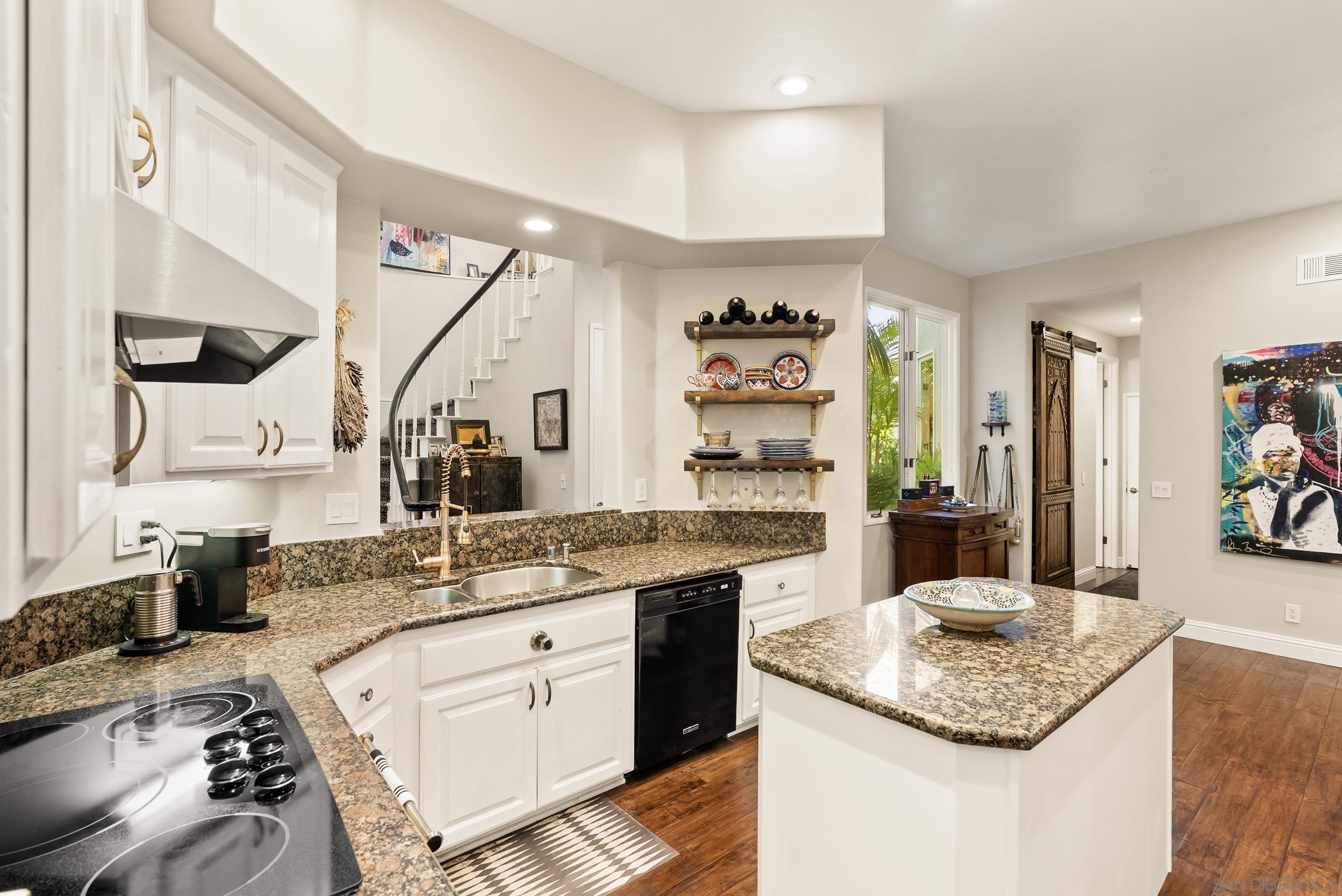 Detail Gallery Image 14 of 41 For 9757  Keeneland Row, La Jolla,  CA 92037 - 2 Beds | 2/1 Baths