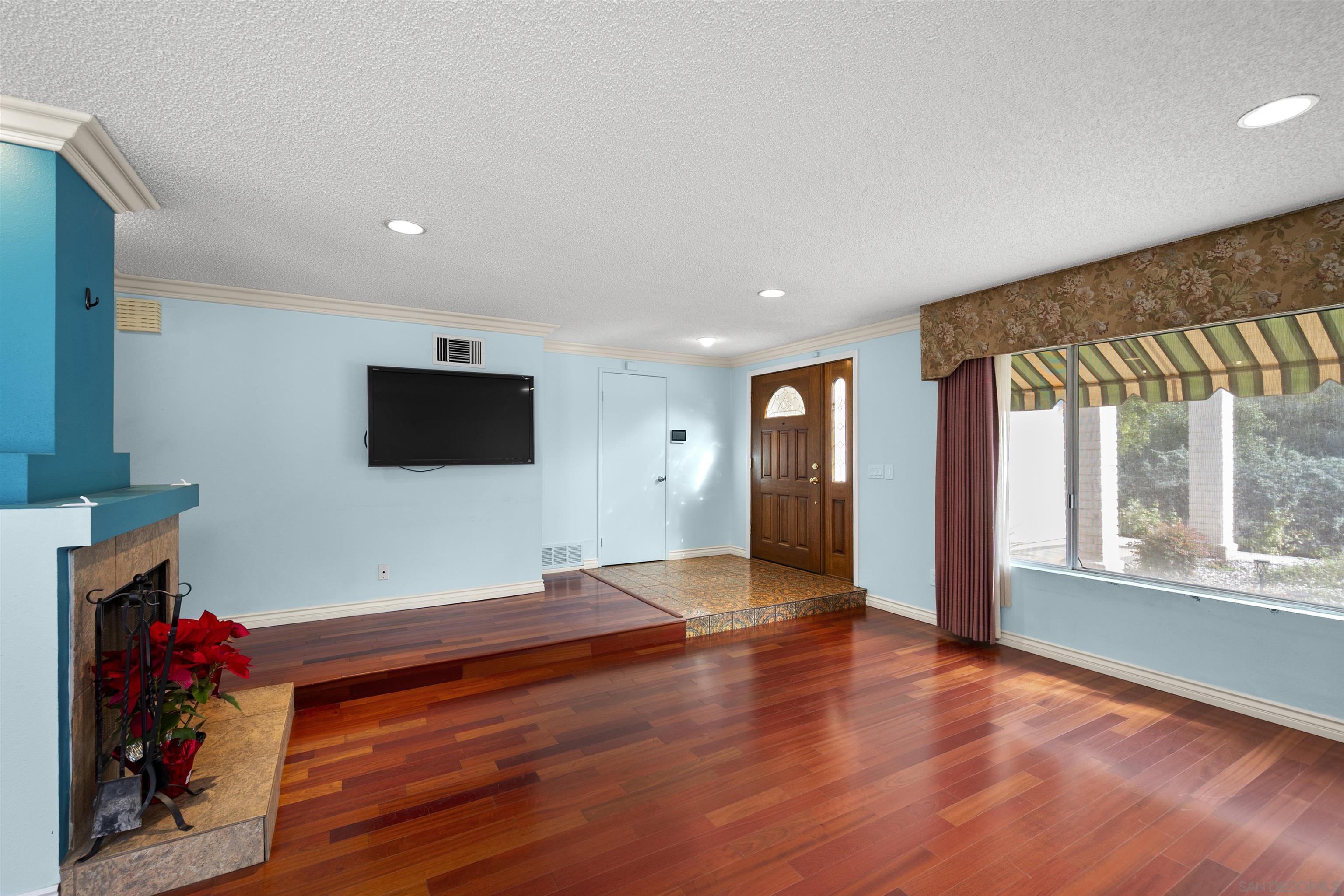 Detail Gallery Image 6 of 46 For 6690  Gullstrand St, San Diego,  CA 92122 - 4 Beds | 2 Baths