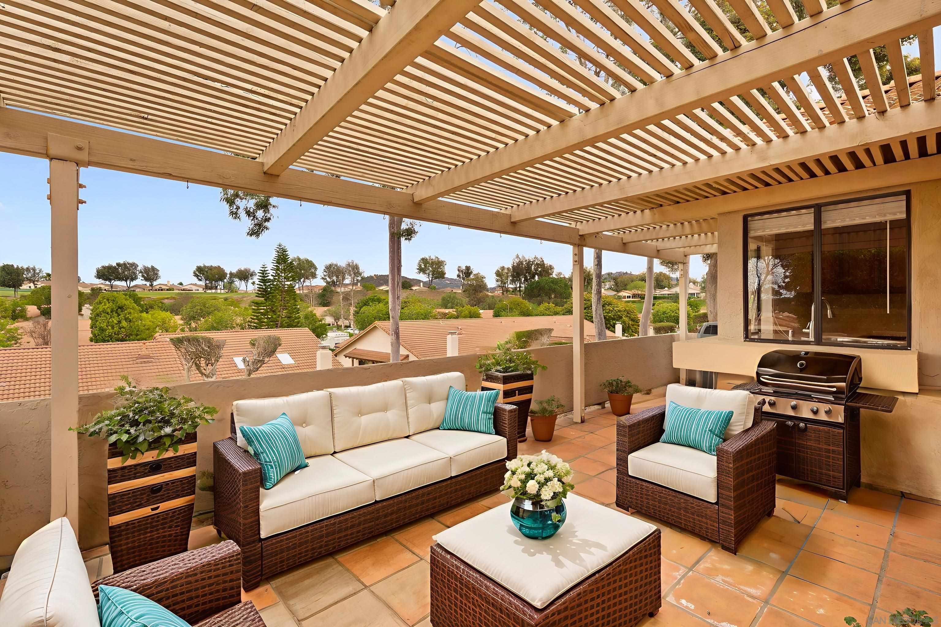 Detail Gallery Image 4 of 19 For 12884  Camino De La Breccia, San Diego,  CA 92128 - 3 Beds | 2 Baths