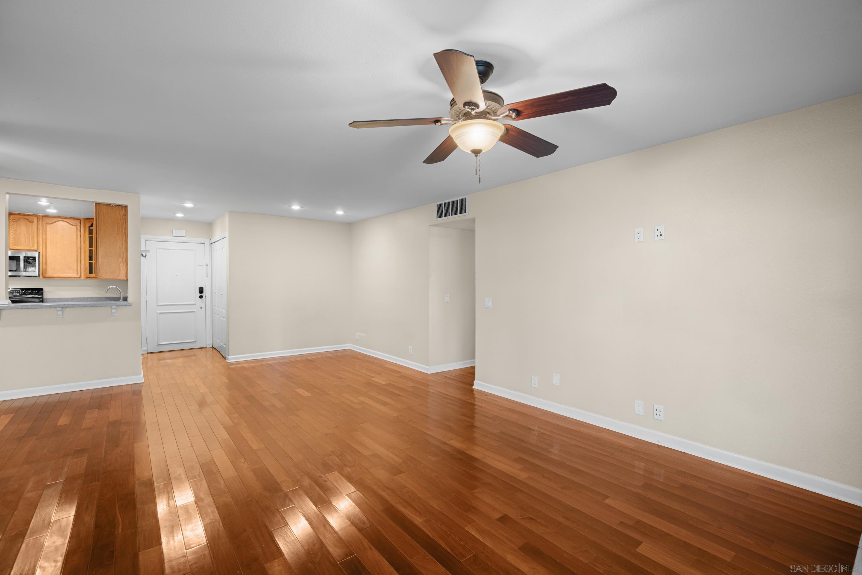 Detail Gallery Image 3 of 37 For 10425  Caminito Cuervo  #216,  San Diego,  CA 92108 - 3 Beds | 2 Baths