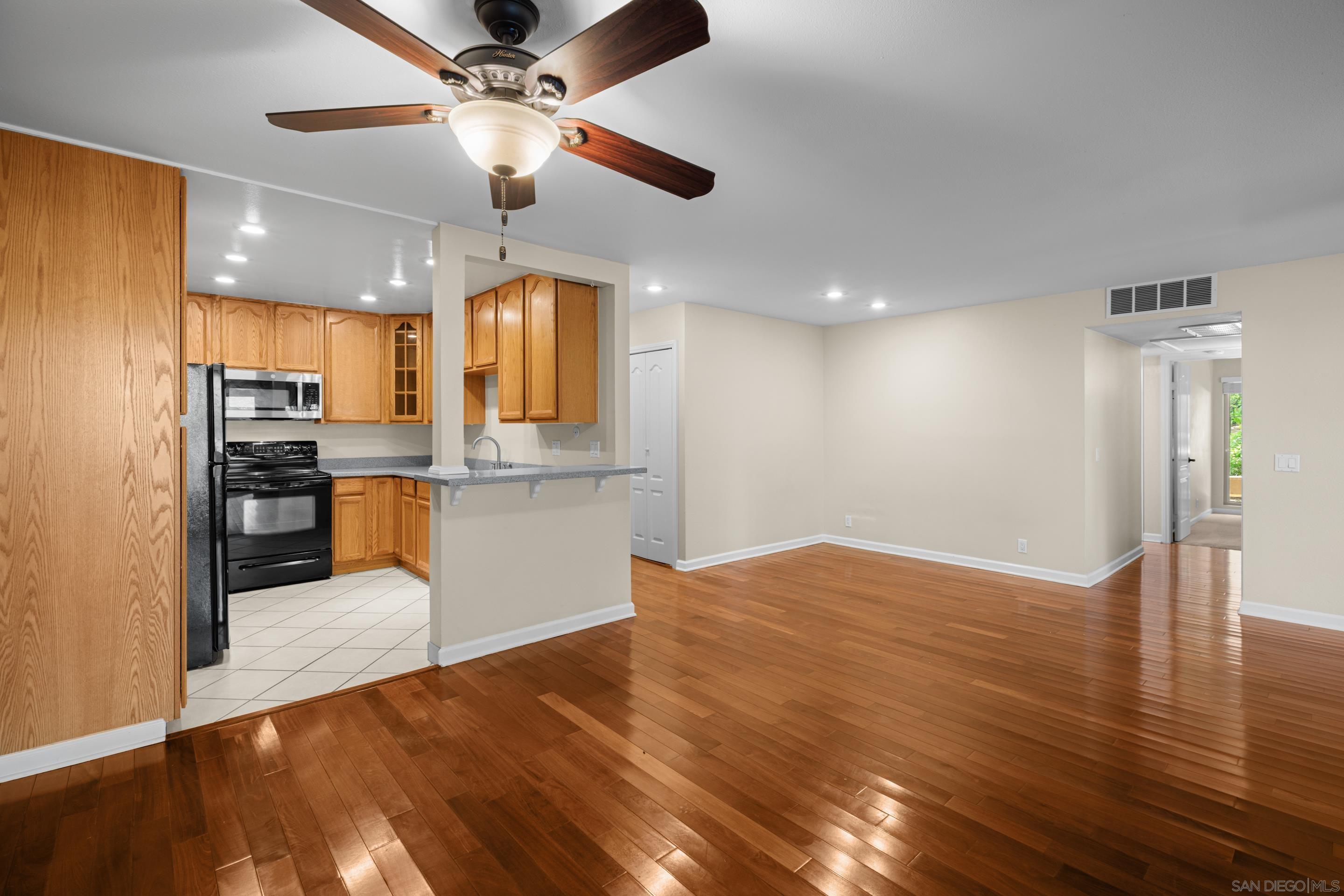 Detail Gallery Image 6 of 37 For 10425  Caminito Cuervo  #216,  San Diego,  CA 92108 - 3 Beds | 2 Baths