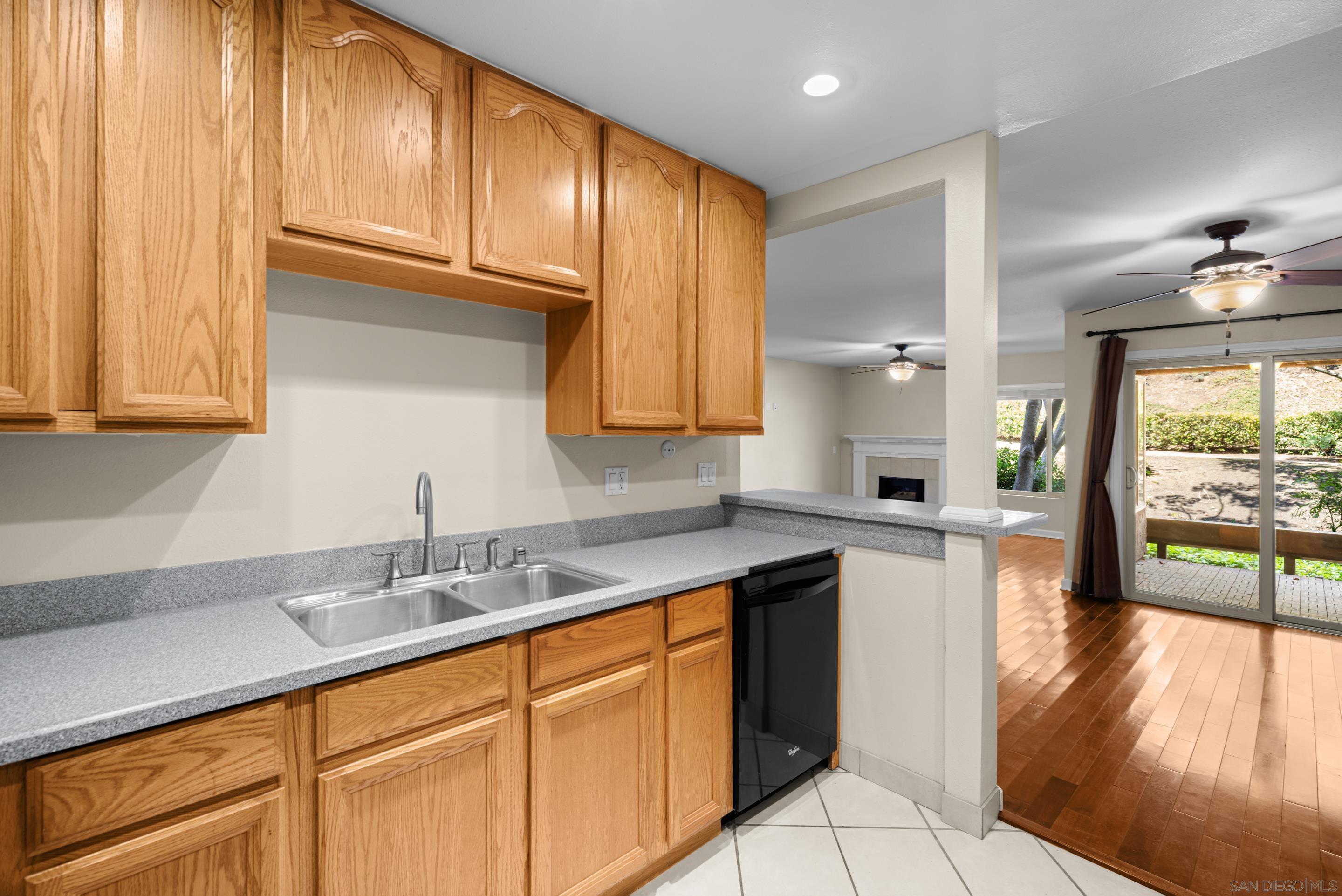 Detail Gallery Image 9 of 37 For 10425  Caminito Cuervo  #216,  San Diego,  CA 92108 - 3 Beds | 2 Baths