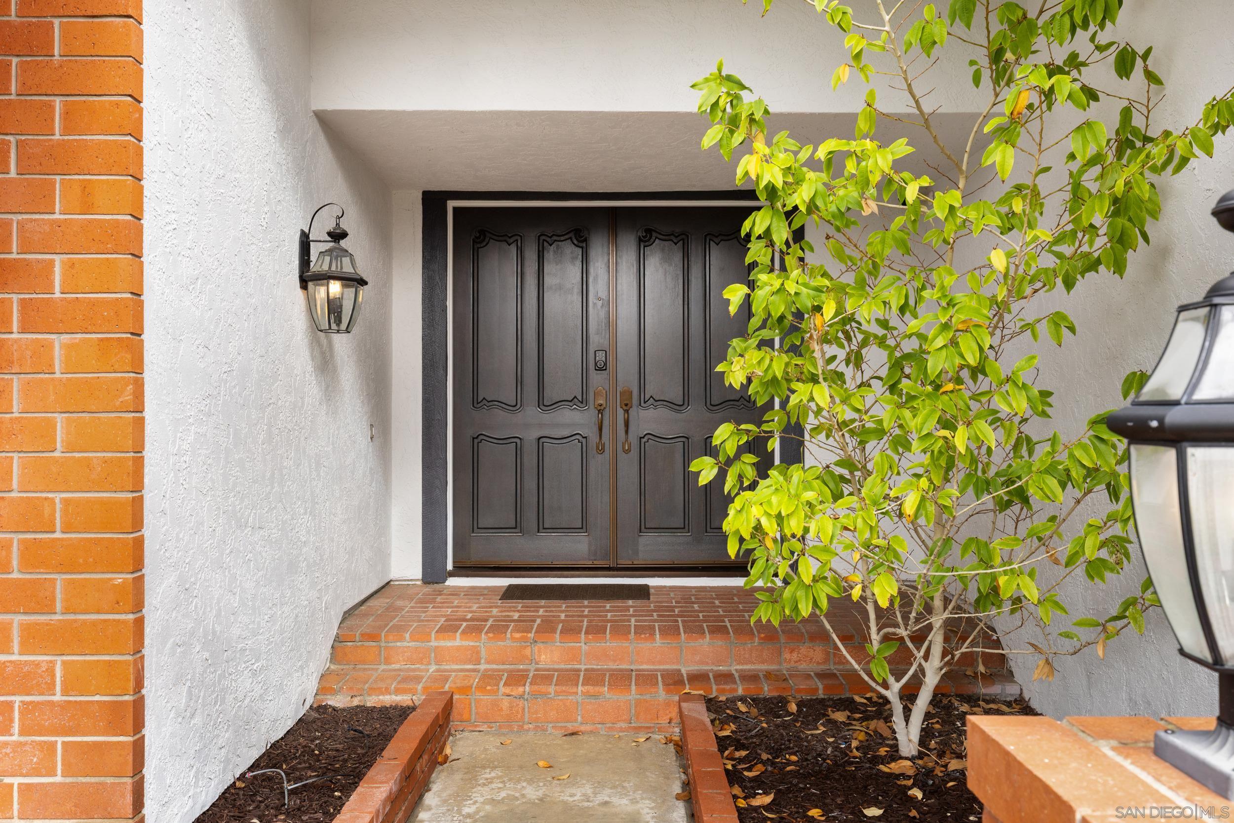 Detail Gallery Image 2 of 43 For 12520  Chetenham Ln, San Diego,  CA 92128 - 5 Beds | 3 Baths