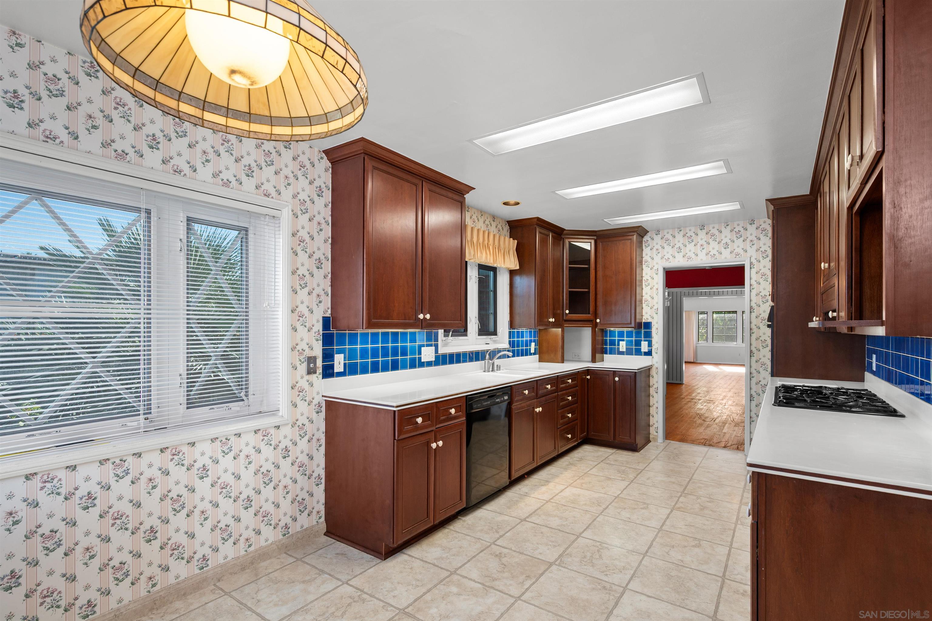 Detail Gallery Image 15 of 63 For 2650  Narcissus, San Diego,  CA 92106 - 3 Beds | 4 Baths