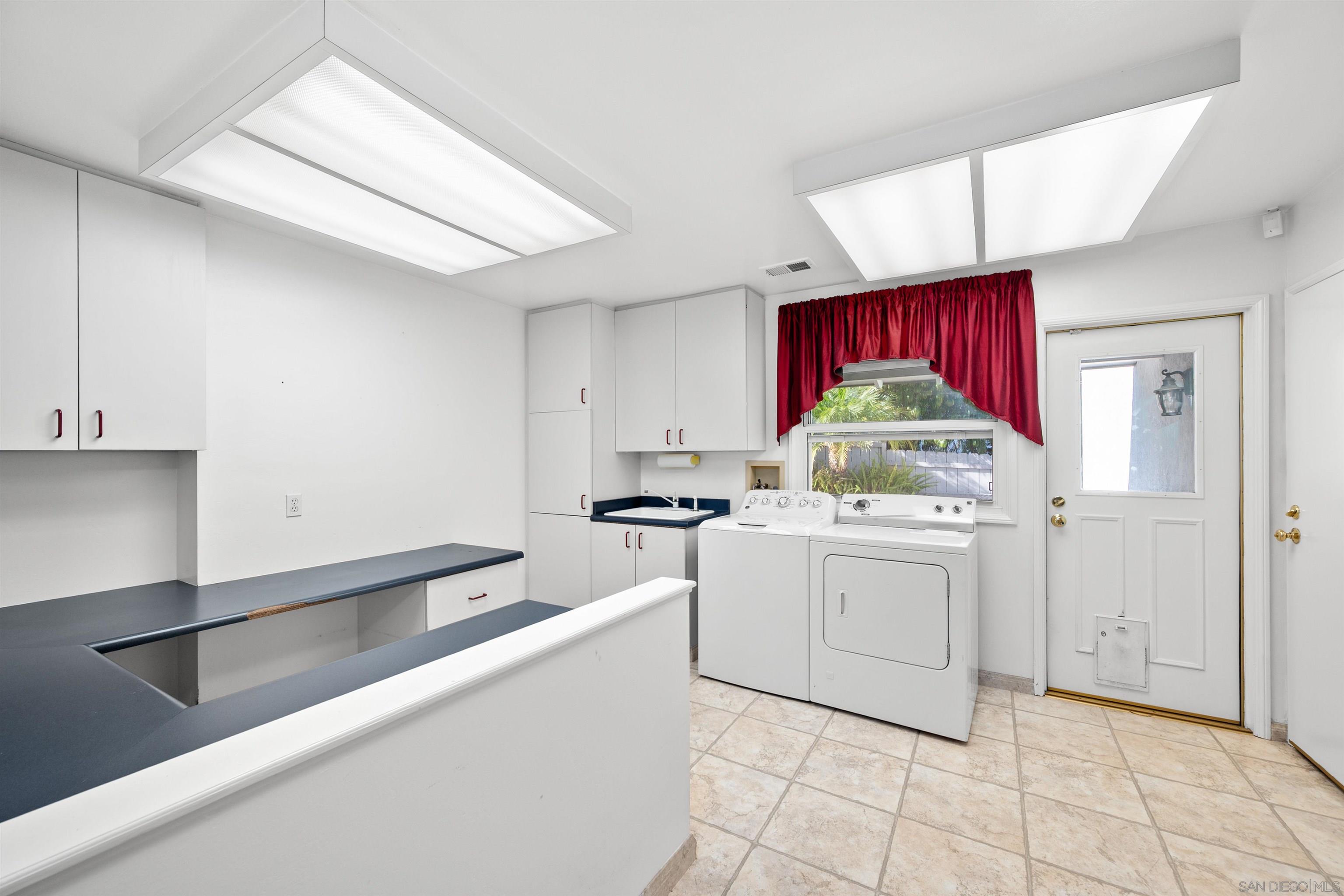 Detail Gallery Image 17 of 63 For 2650  Narcissus, San Diego,  CA 92106 - 3 Beds | 4 Baths