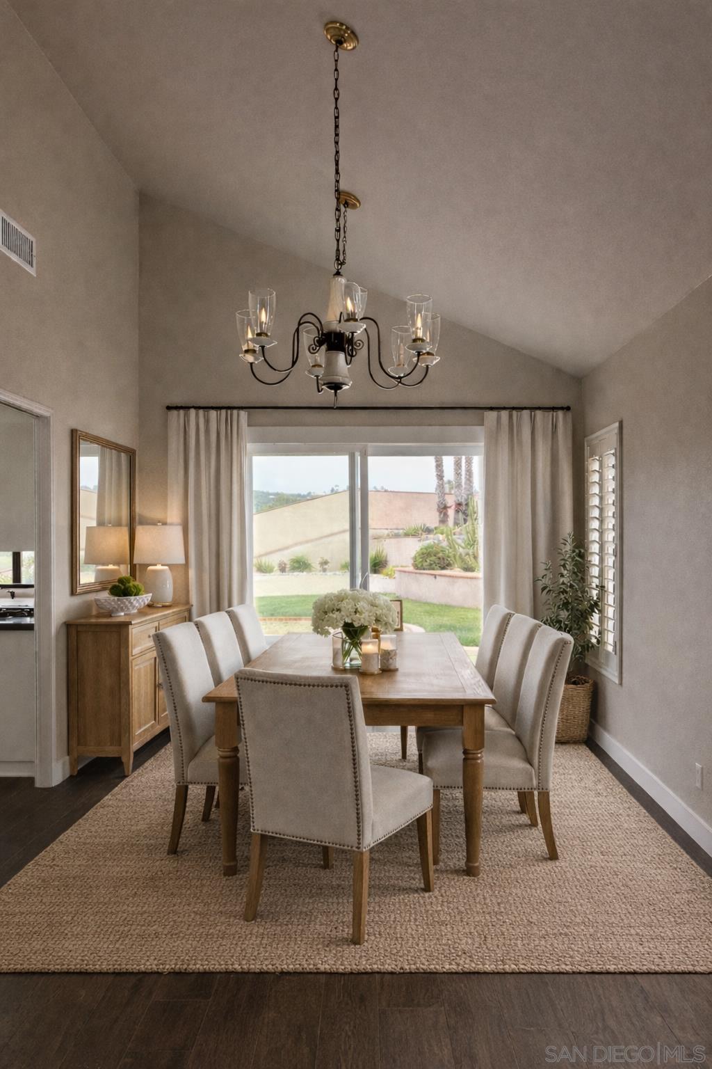 Detail Gallery Image 4 of 55 For 672  Chateau Place, Escondido,  CA 92029 - 4 Beds | 3 Baths