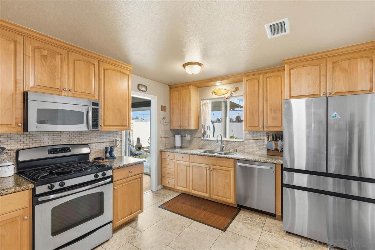 Detail Gallery Image 7 of 26 For 6501  Bantam Lake Ave., San Diego,  CA 92119 - 3 Beds | 2 Baths