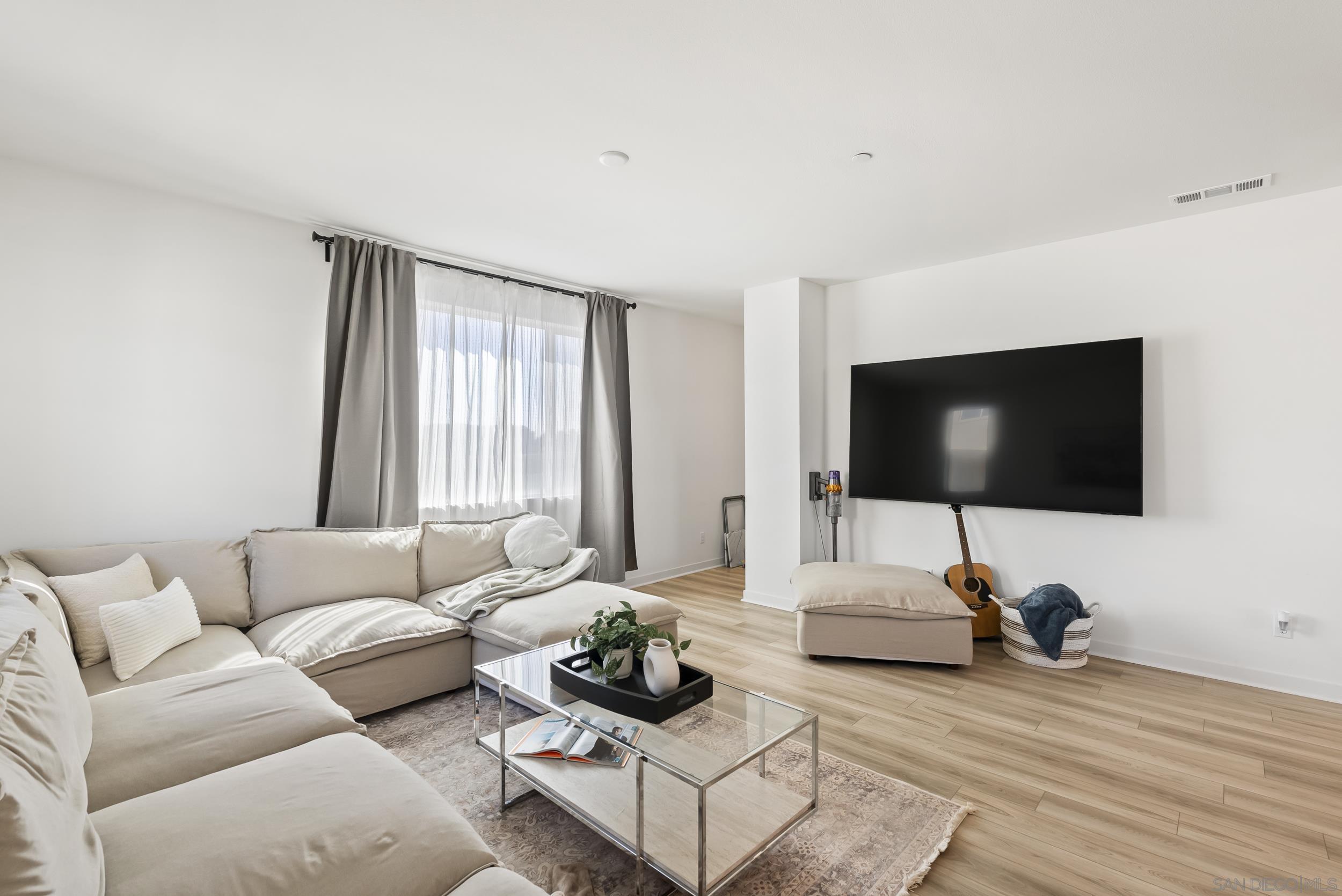 Detail Gallery Image 12 of 33 For 5310  Seacliff Pl  #13,  San Diego,  CA 92154 - 4 Beds | 3/1 Baths