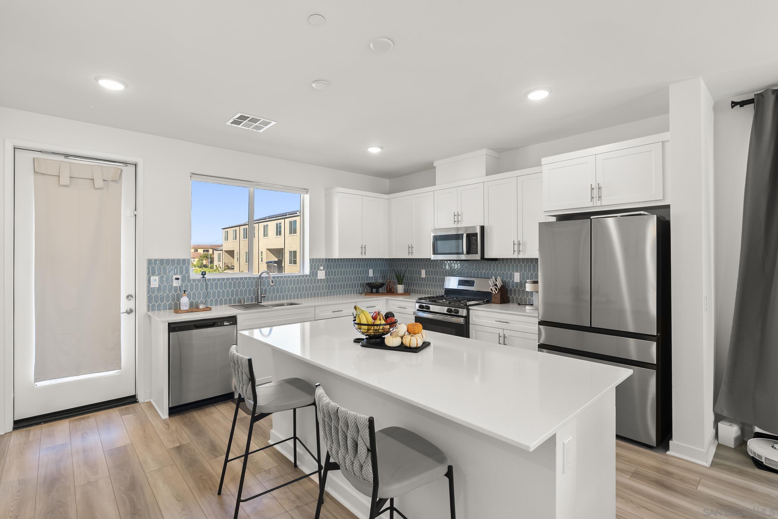 Detail Gallery Image 14 of 33 For 5310  Seacliff Pl  #13,  San Diego,  CA 92154 - 4 Beds | 3/1 Baths