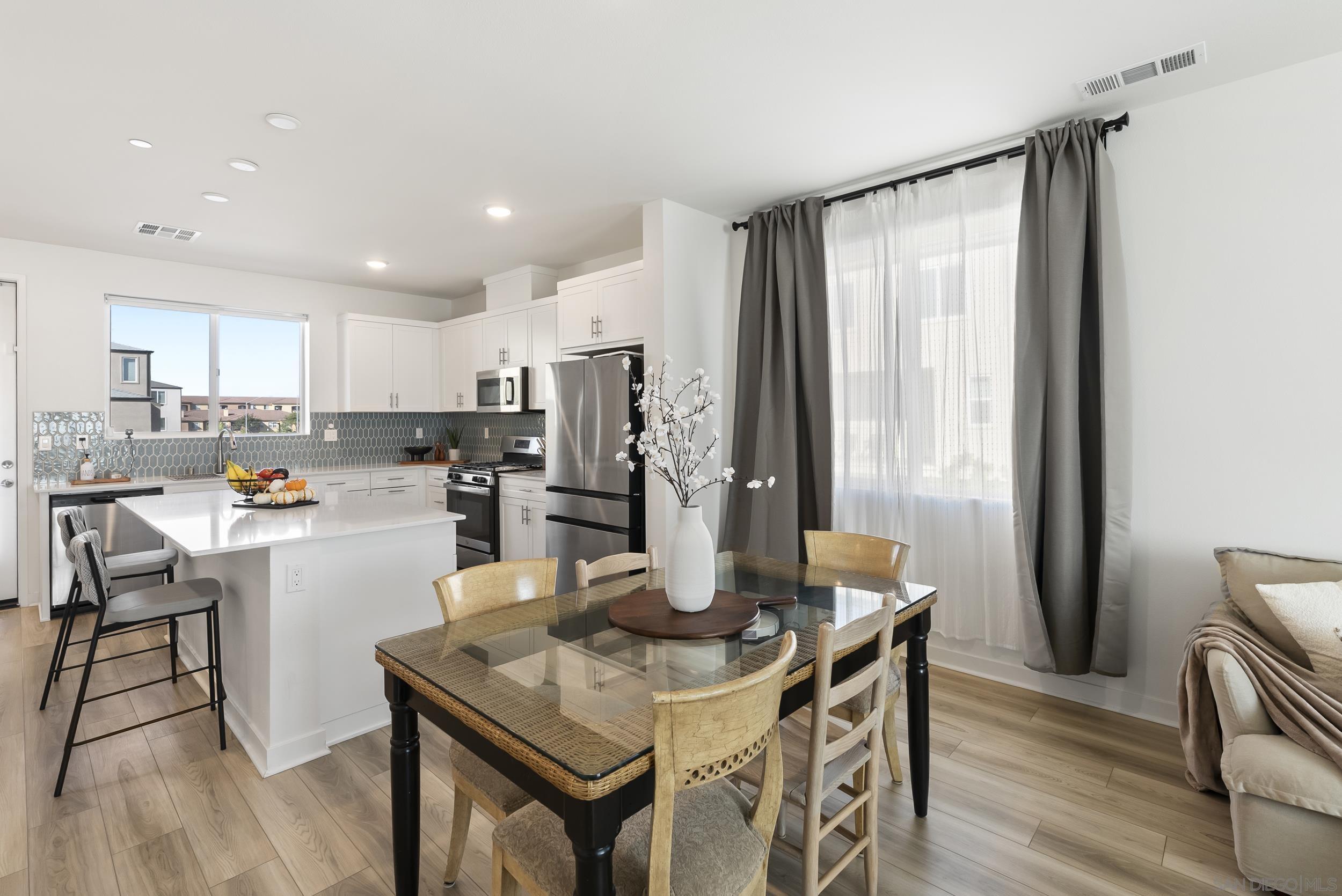 Detail Gallery Image 10 of 33 For 5310  Seacliff Pl  #13,  San Diego,  CA 92154 - 4 Beds | 3/1 Baths