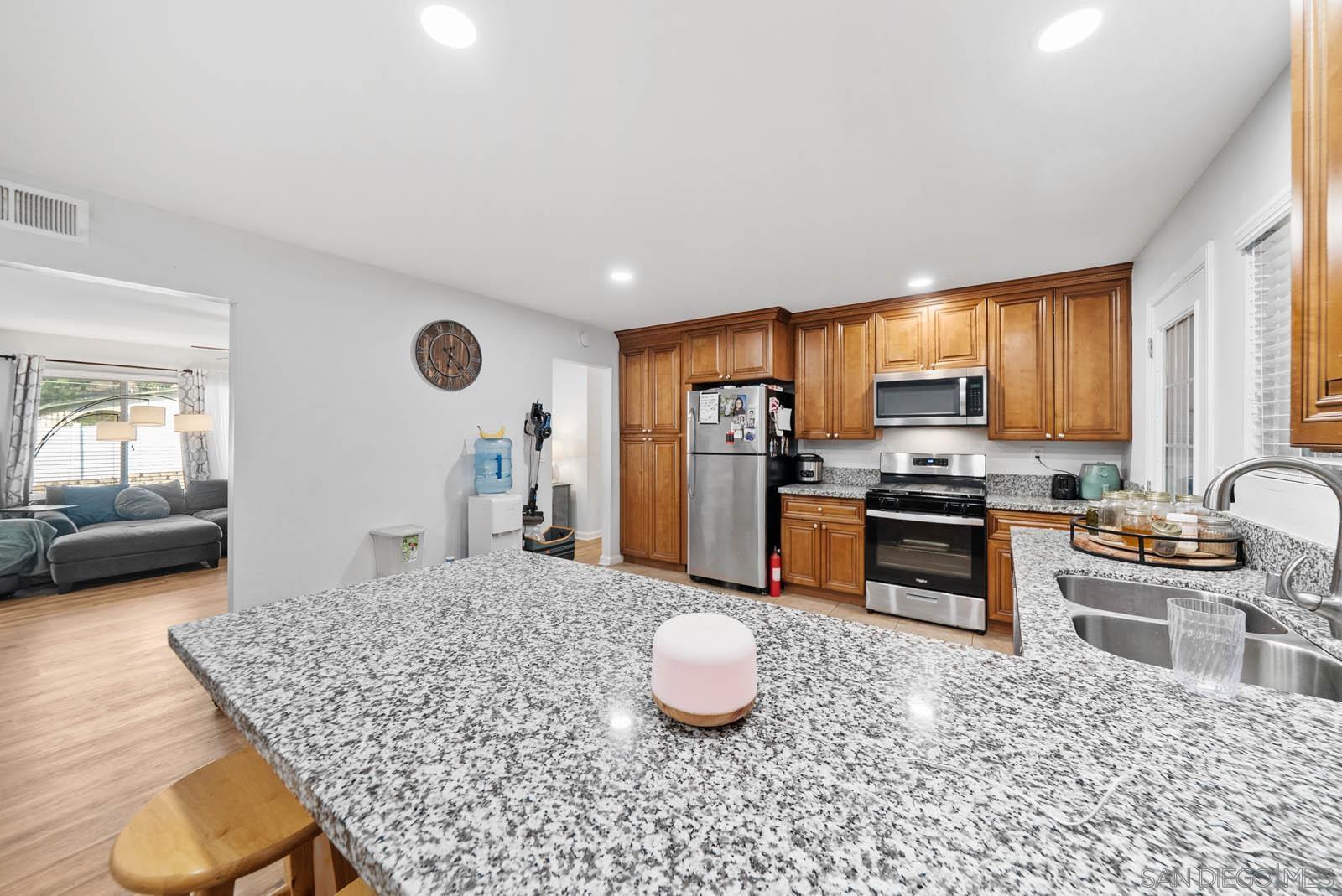 Detail Gallery Image 5 of 30 For 2297 1/2  Orchard Ave, El Cajon,  CA 92019 - 6 Beds | 4 Baths