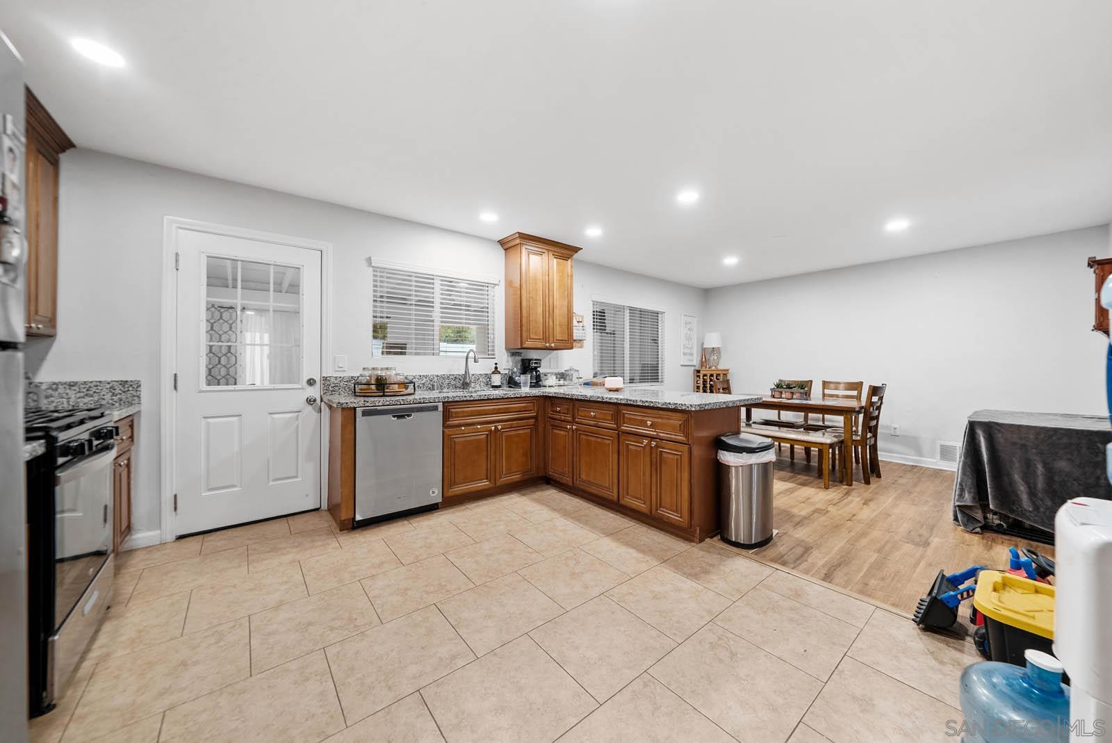 Detail Gallery Image 6 of 30 For 2297 1/2  Orchard Ave, El Cajon,  CA 92019 - 6 Beds | 4 Baths