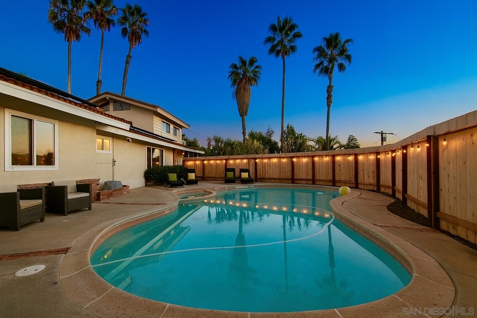 Detail Gallery Image 2 of 17 For 909  Donnan Place, Vista,  CA 92084 - 4 Beds | 4 Baths