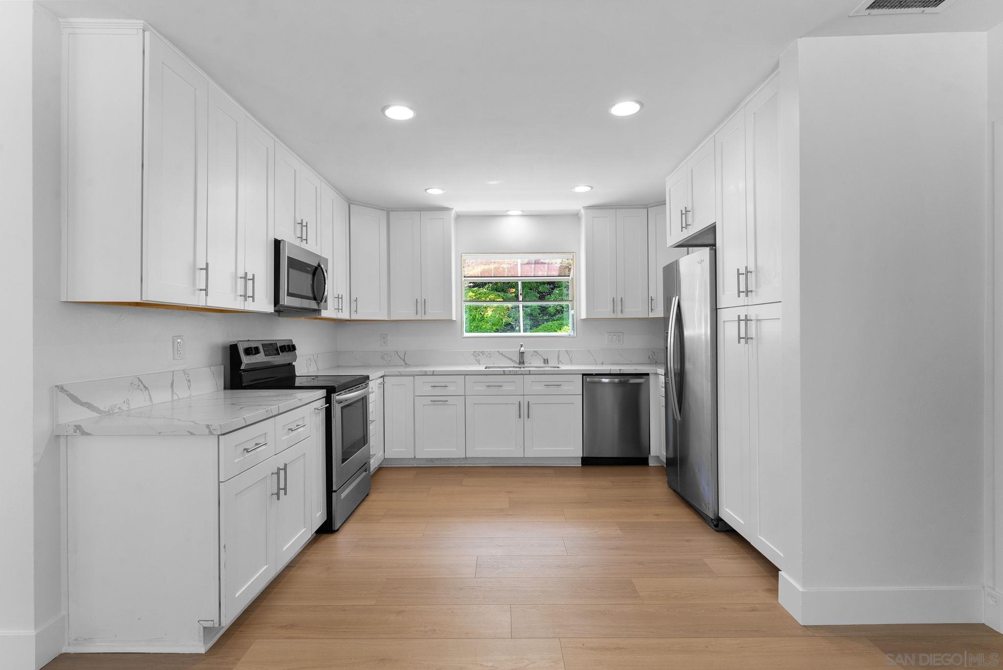 Detail Gallery Image 6 of 17 For 909  Donnan Place, Vista,  CA 92084 - 4 Beds | 4 Baths