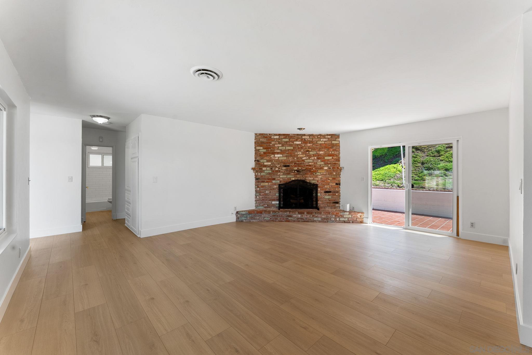 Detail Gallery Image 7 of 17 For 909  Donnan Place, Vista,  CA 92084 - 4 Beds | 4 Baths