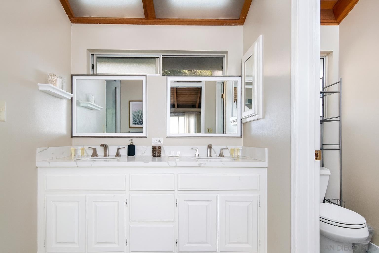 Detail Gallery Image 9 of 17 For 909  Donnan Place, Vista,  CA 92084 - 4 Beds | 4 Baths