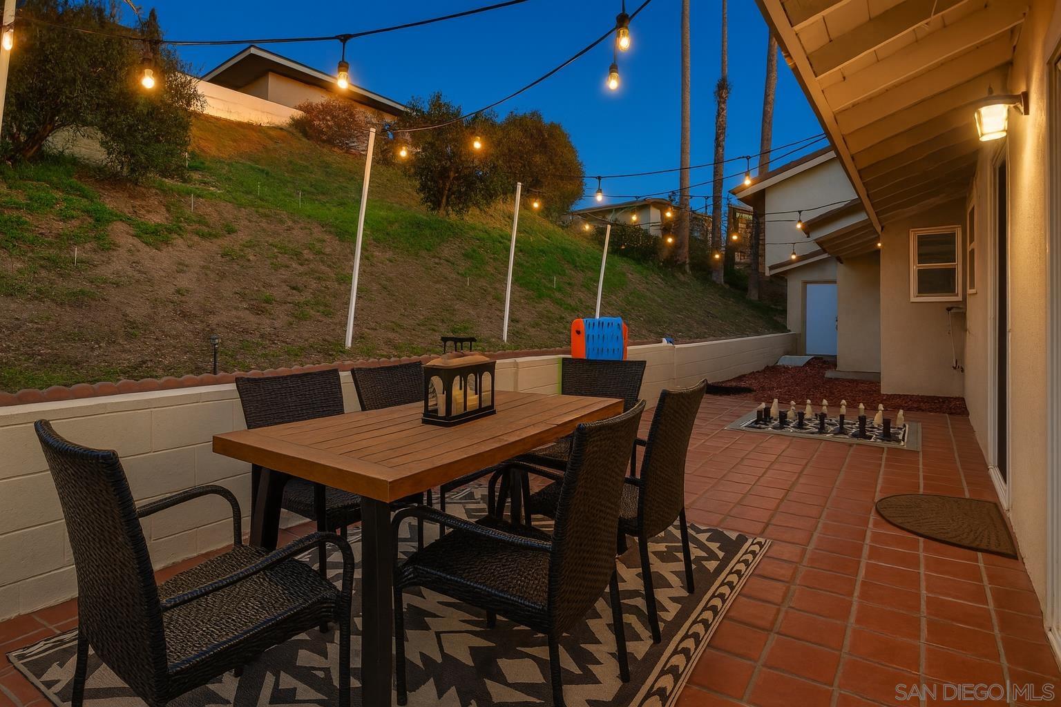 Detail Gallery Image 15 of 17 For 909  Donnan Place, Vista,  CA 92084 - 4 Beds | 4 Baths