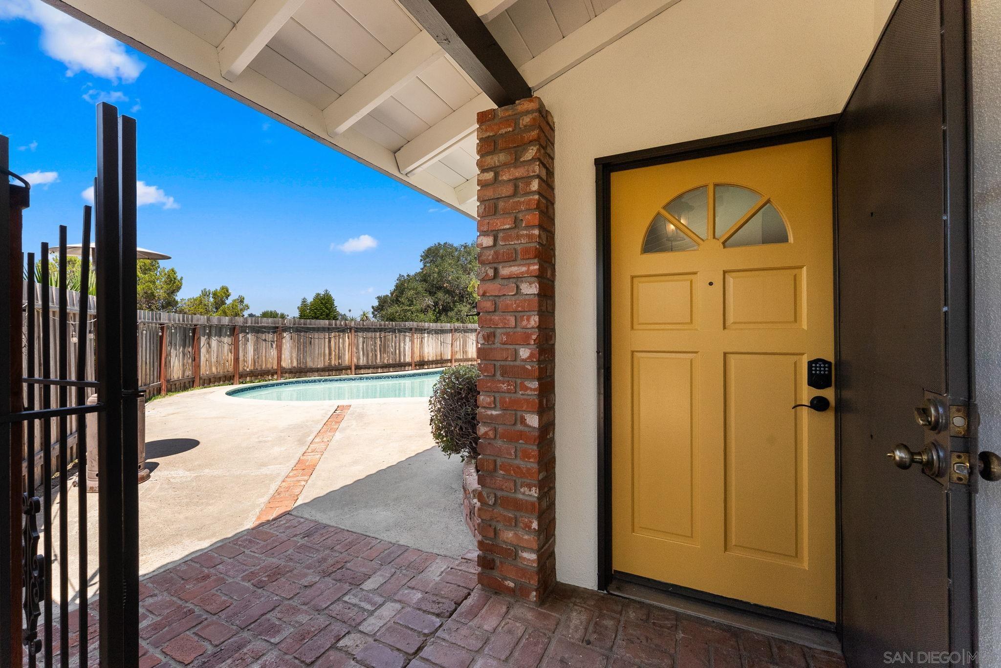 Detail Gallery Image 4 of 17 For 909  Donnan Place, Vista,  CA 92084 - 4 Beds | 4 Baths