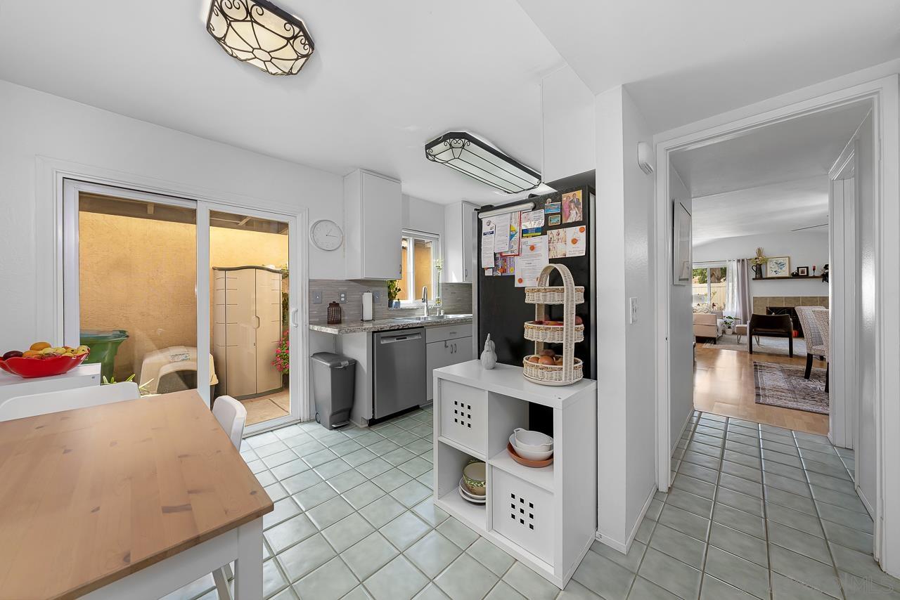 Detail Gallery Image 11 of 28 For 10366  Rochelle Ave, Santee,  CA 92071 - 3 Beds | 2/1 Baths