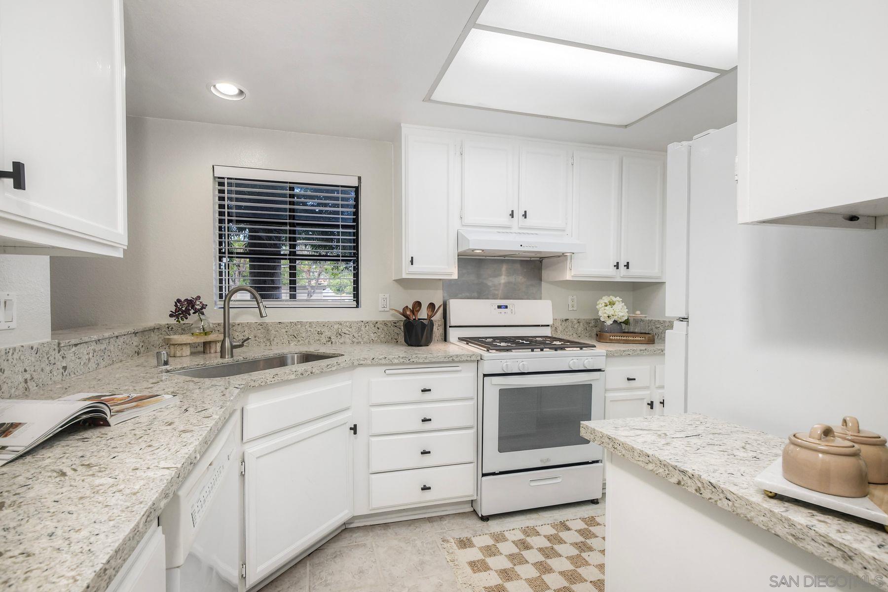 Detail Gallery Image 8 of 48 For 1087  Shadowridge Dr  #107,  Vista,  CA 92081 - 2 Beds | 2 Baths