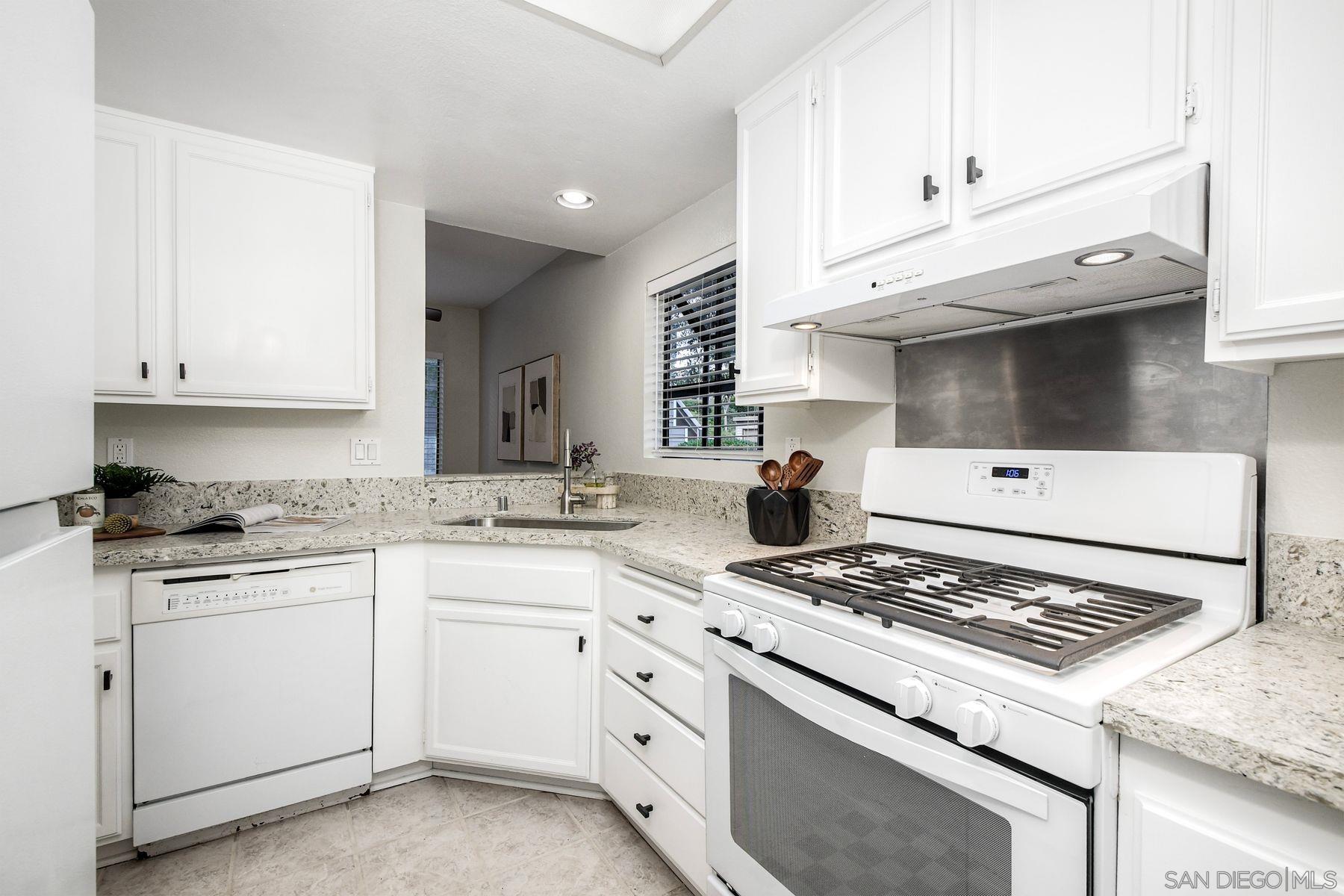 Detail Gallery Image 10 of 48 For 1087  Shadowridge Dr  #107,  Vista,  CA 92081 - 2 Beds | 2 Baths